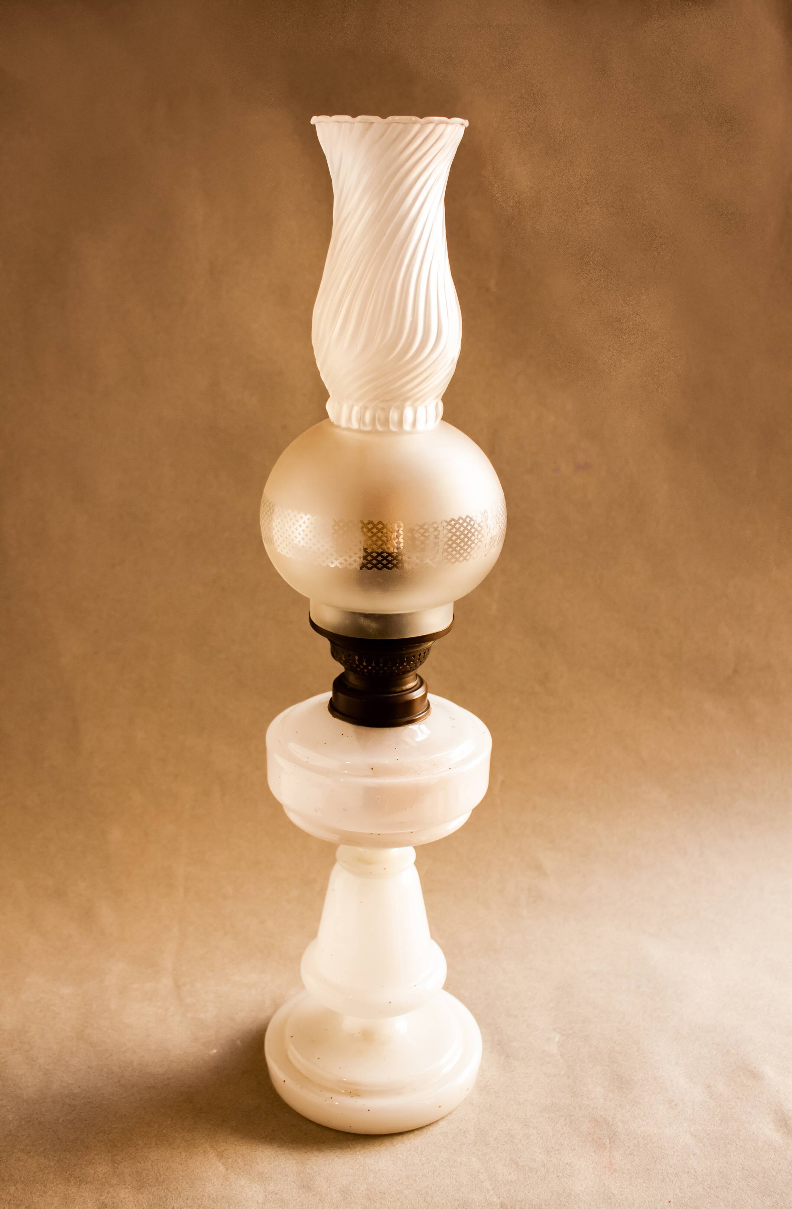 Quinqué de opalina finales sxix principios sxx. portable lamp antigua. lampara sobremesa