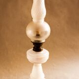 Quinqué de opalina finales sxix principios sxx. portable lamp antigua. lampara sobremesa