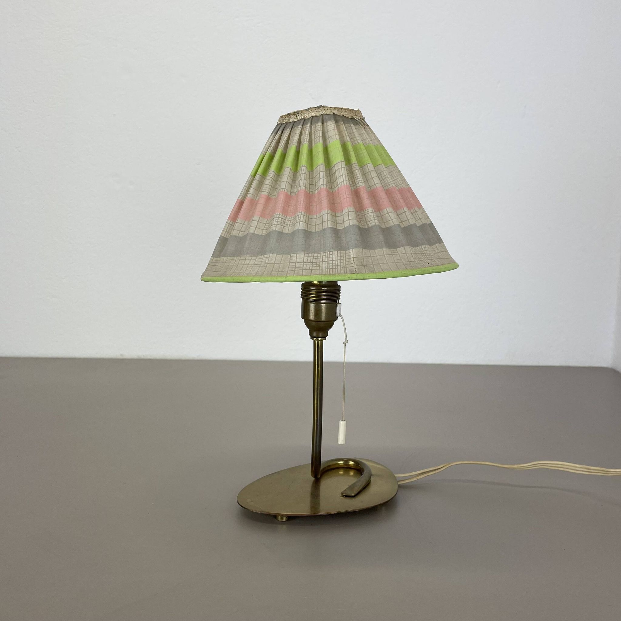 Lampe de table de 32 cm en laiton et tissu de style Kalmar, Autriche, années 1960