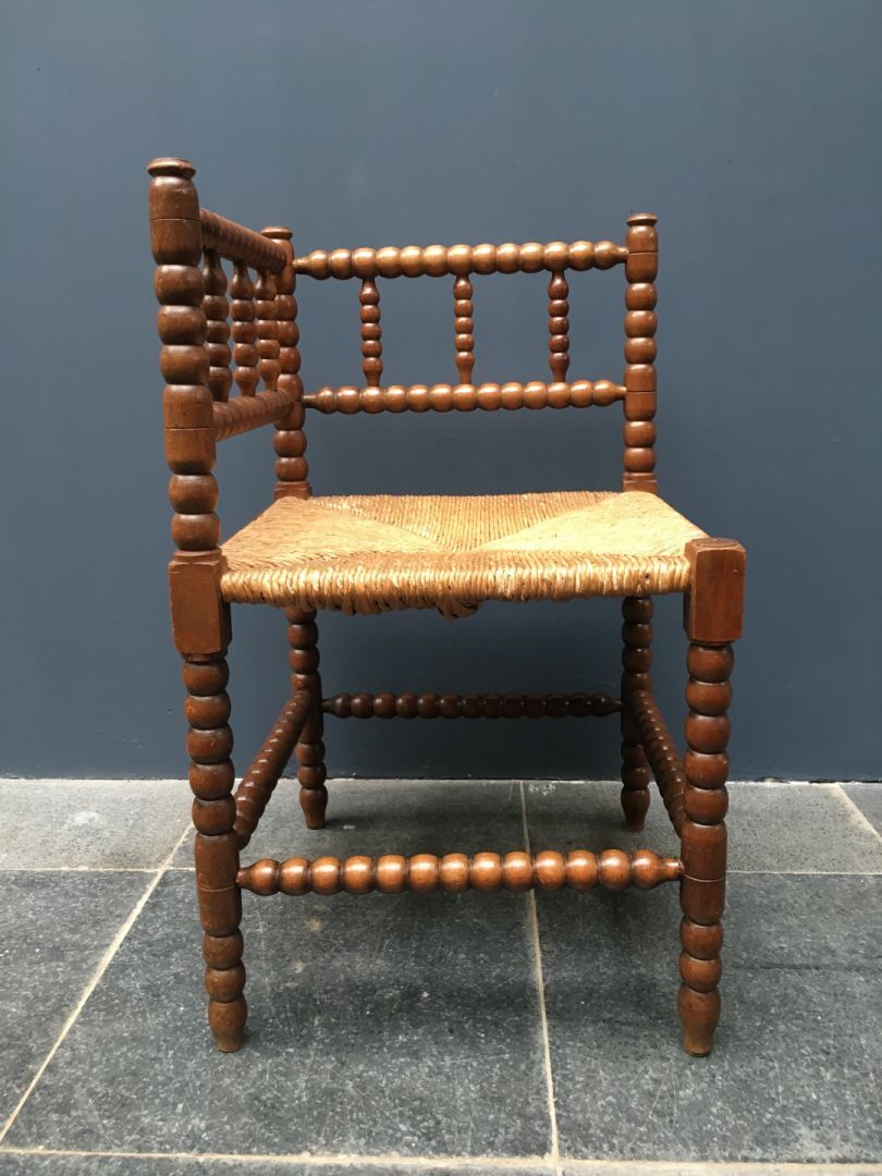 Dutch corner Chair with turned wood