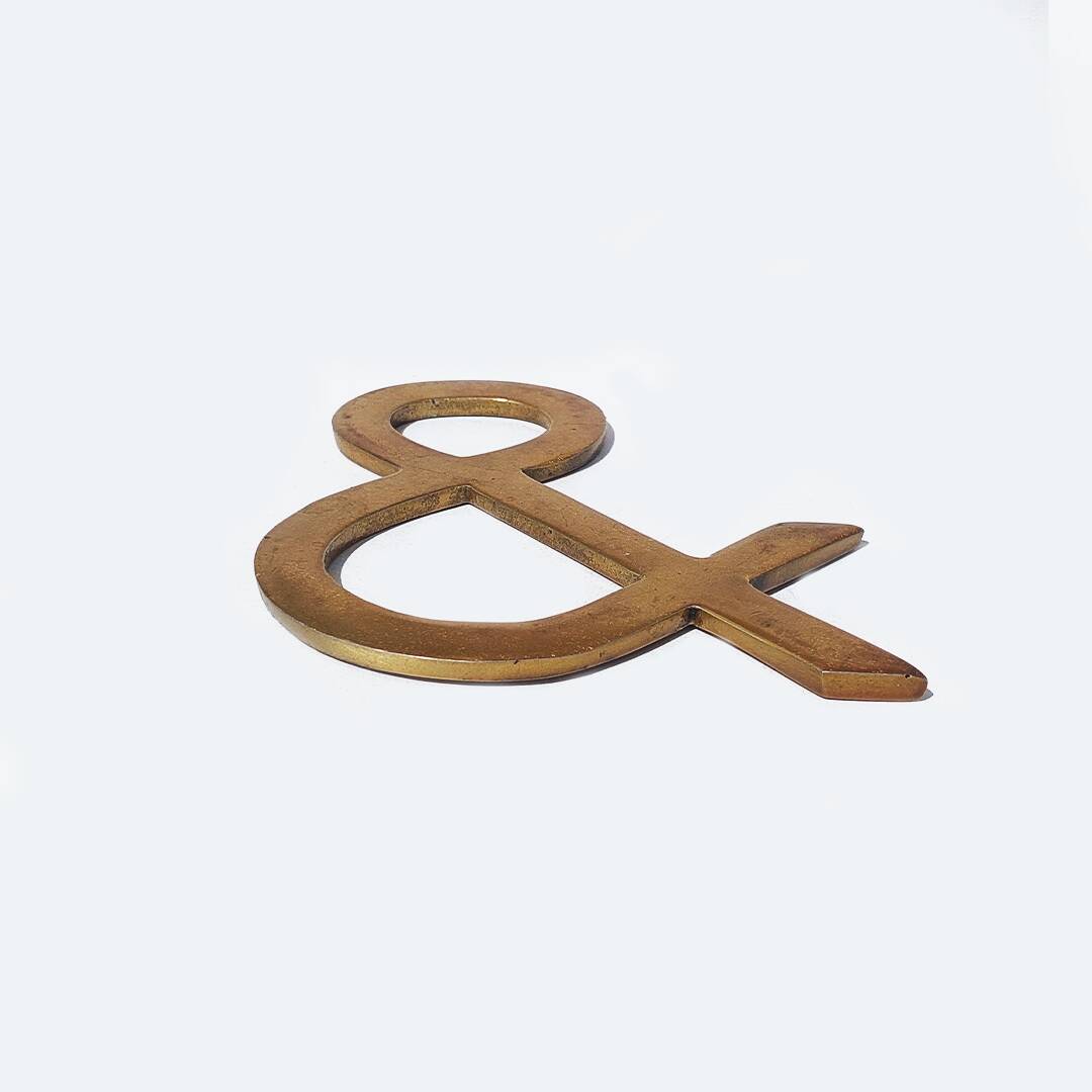 Ampersand trivet