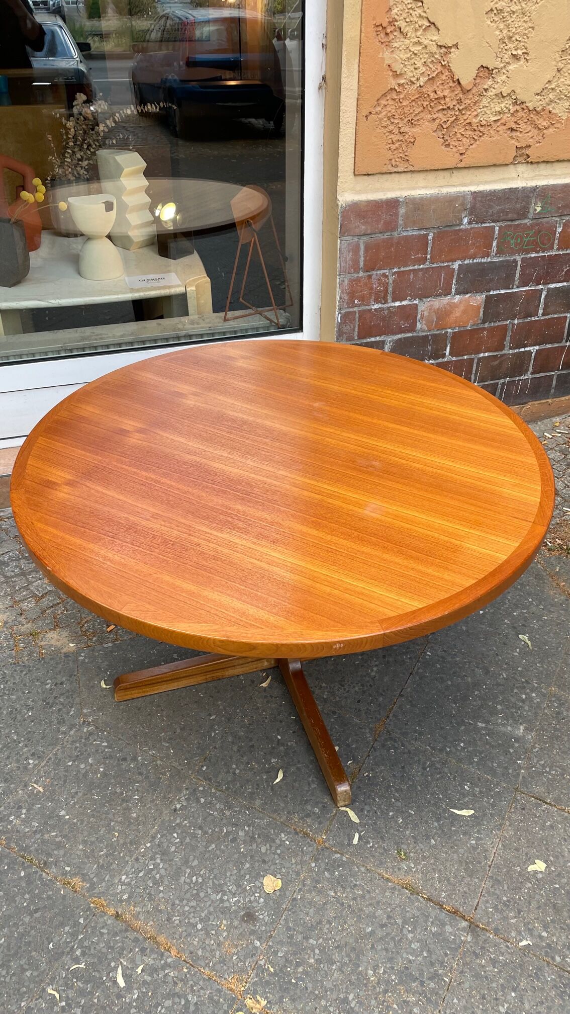Extendable round table in teak from the 60s with two extensions