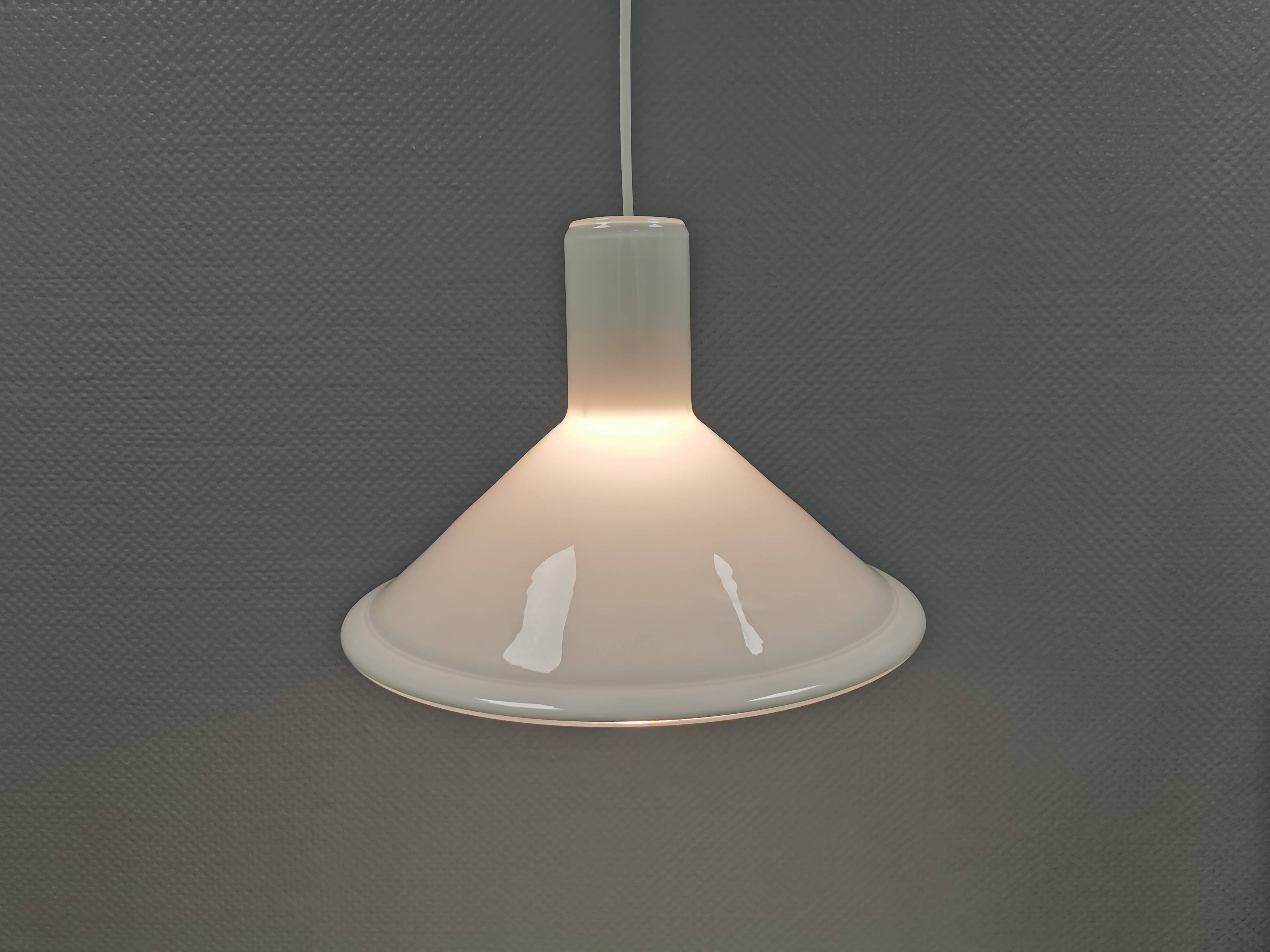 Lampe suspendue P&T. Conçu par Michael Bang pour Holmegaard Danemark 1976.