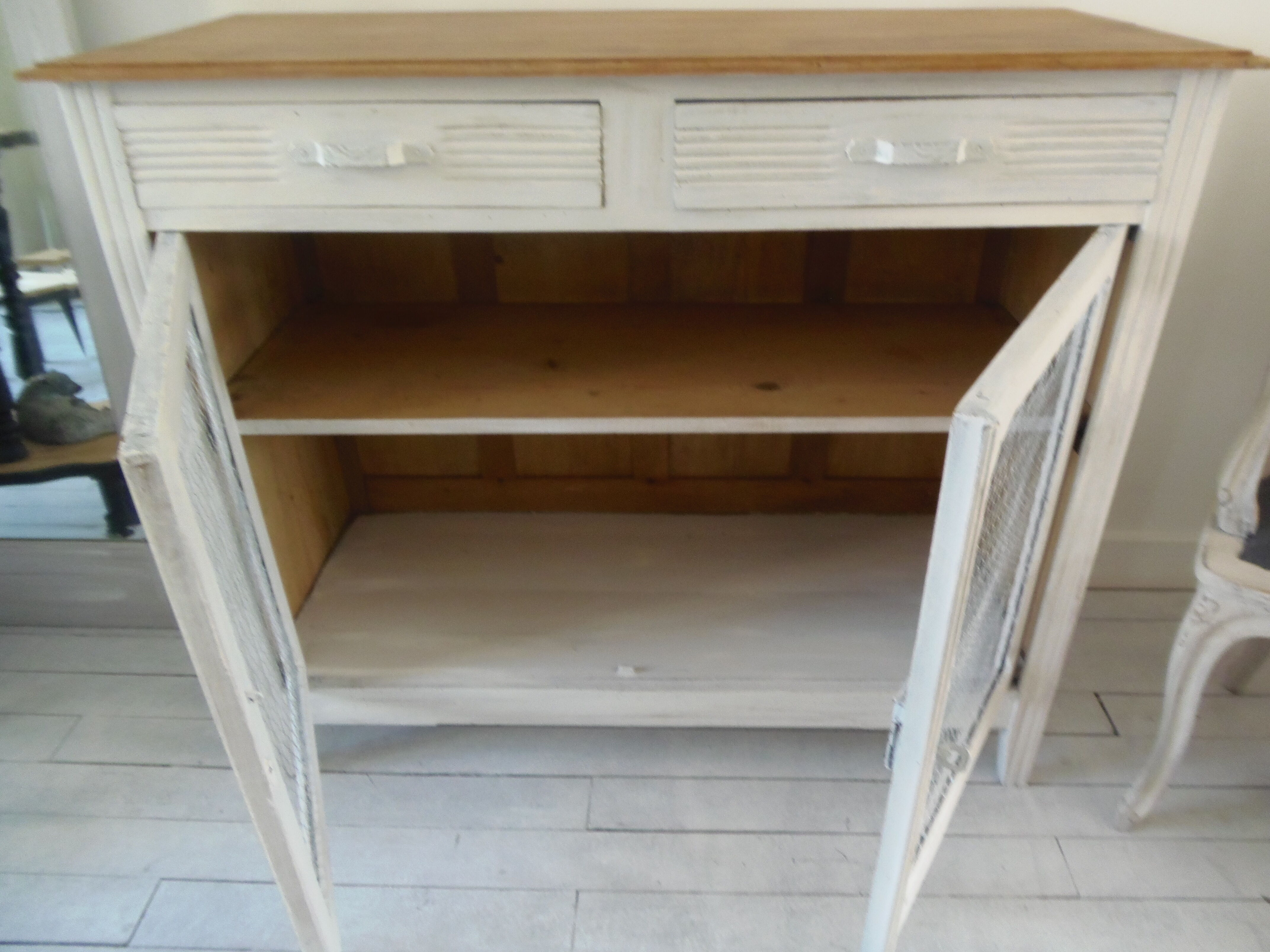 Buffet vintage patiné gris perle blanc poudré à portes grillagées