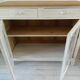 Buffet vintage patiné gris perle blanc poudré à portes grillagées