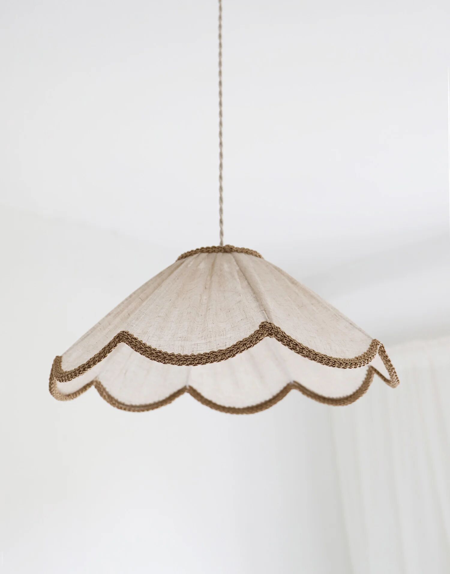 Suspension in a solid floral shape Françoise "classic beige"