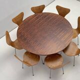 Round one and a half meter table with tulip base