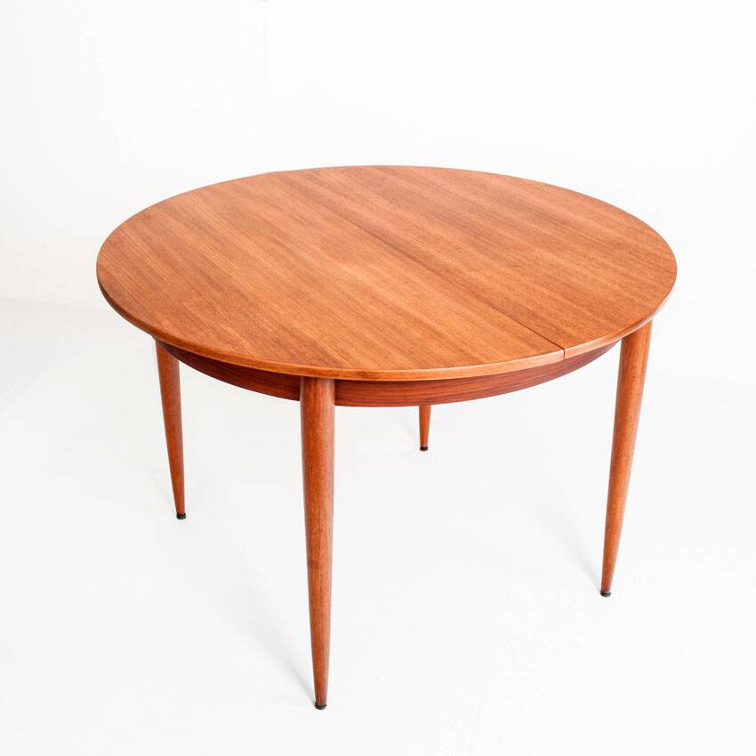 Table ronde/ovale de style scandinave av rallonge. Bois de teck. France, 60
