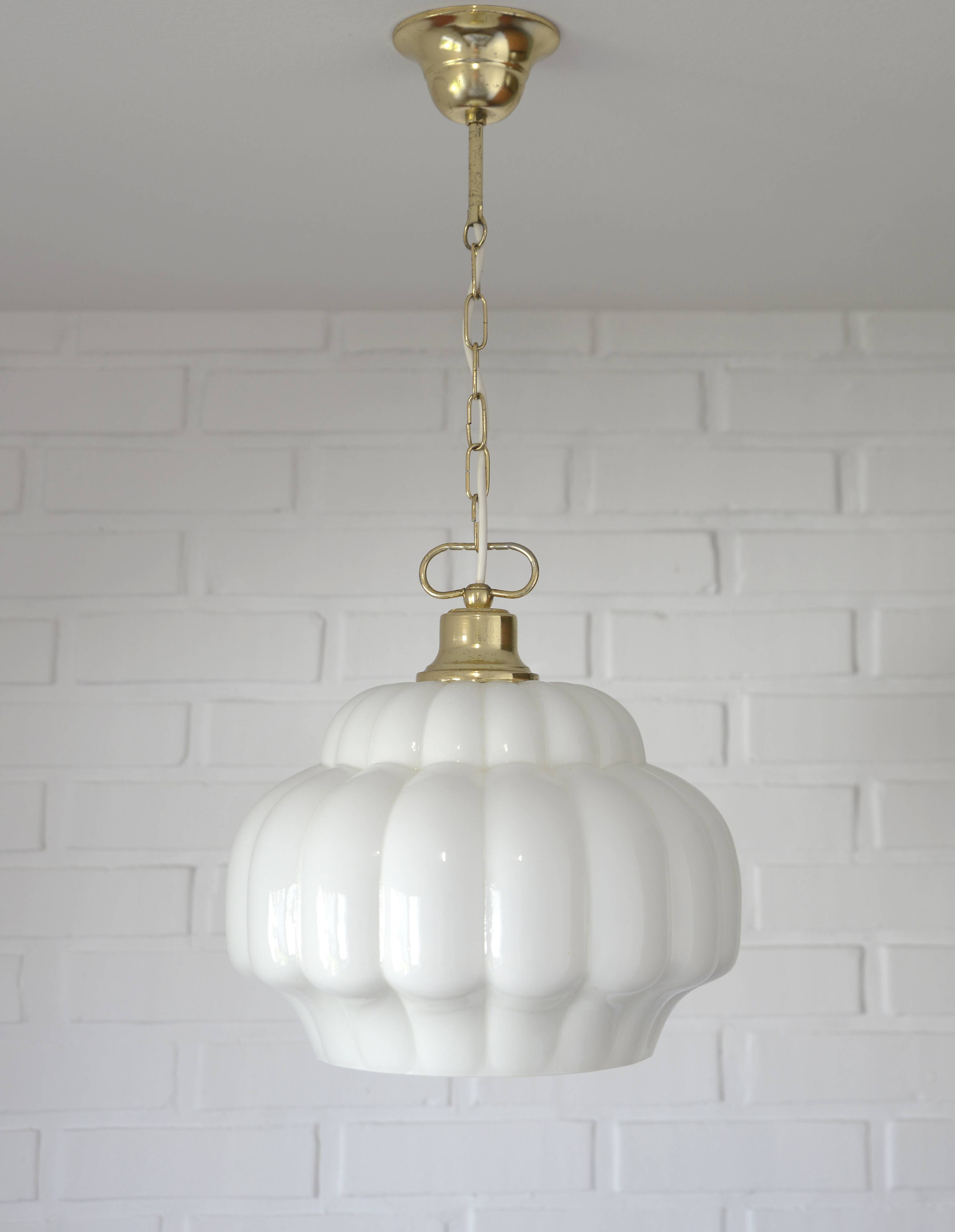 Suspension vintage en verre opalin blanc / Éclairage éclectique années 1970