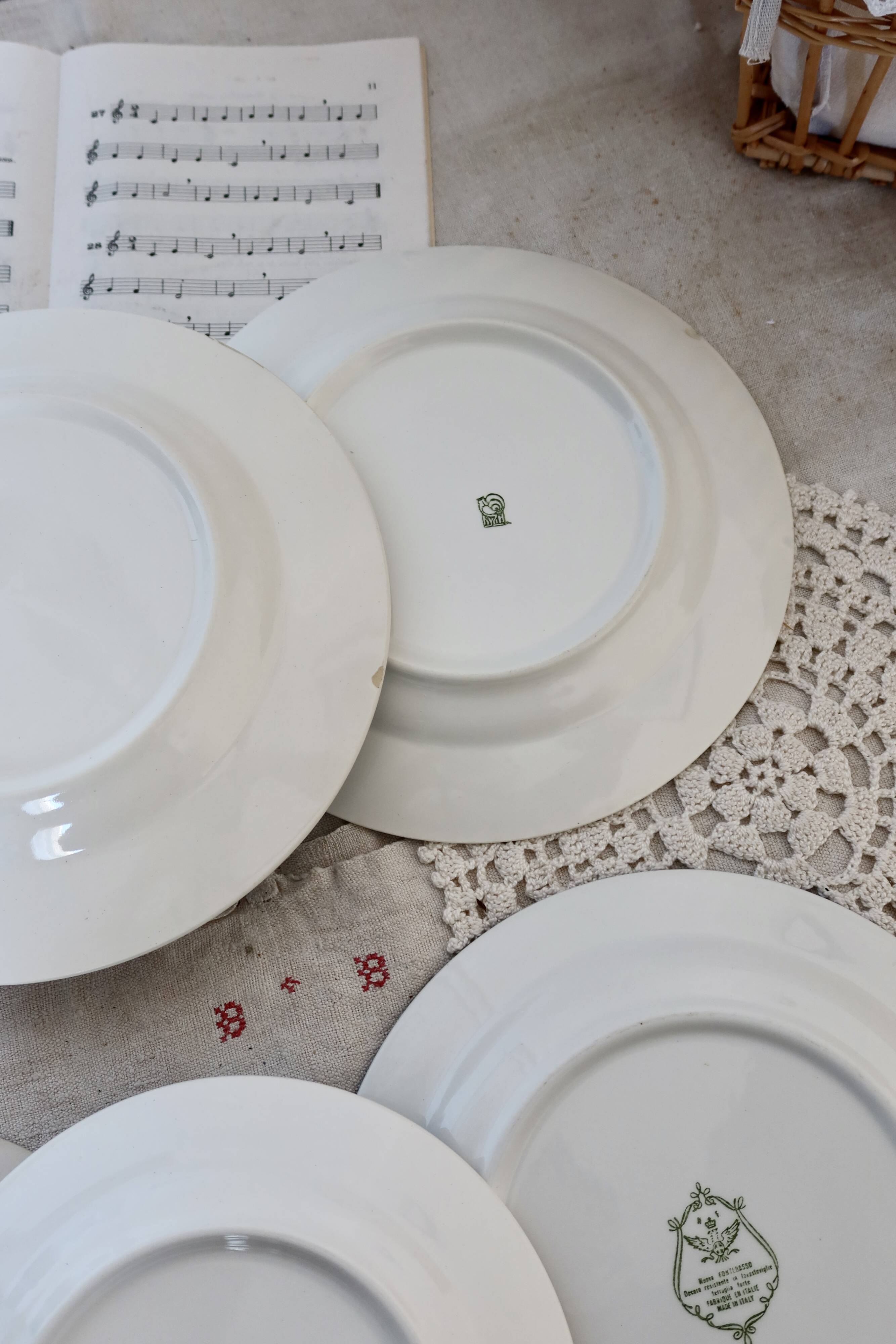 6 mismatched vintage flat plates - Laura set