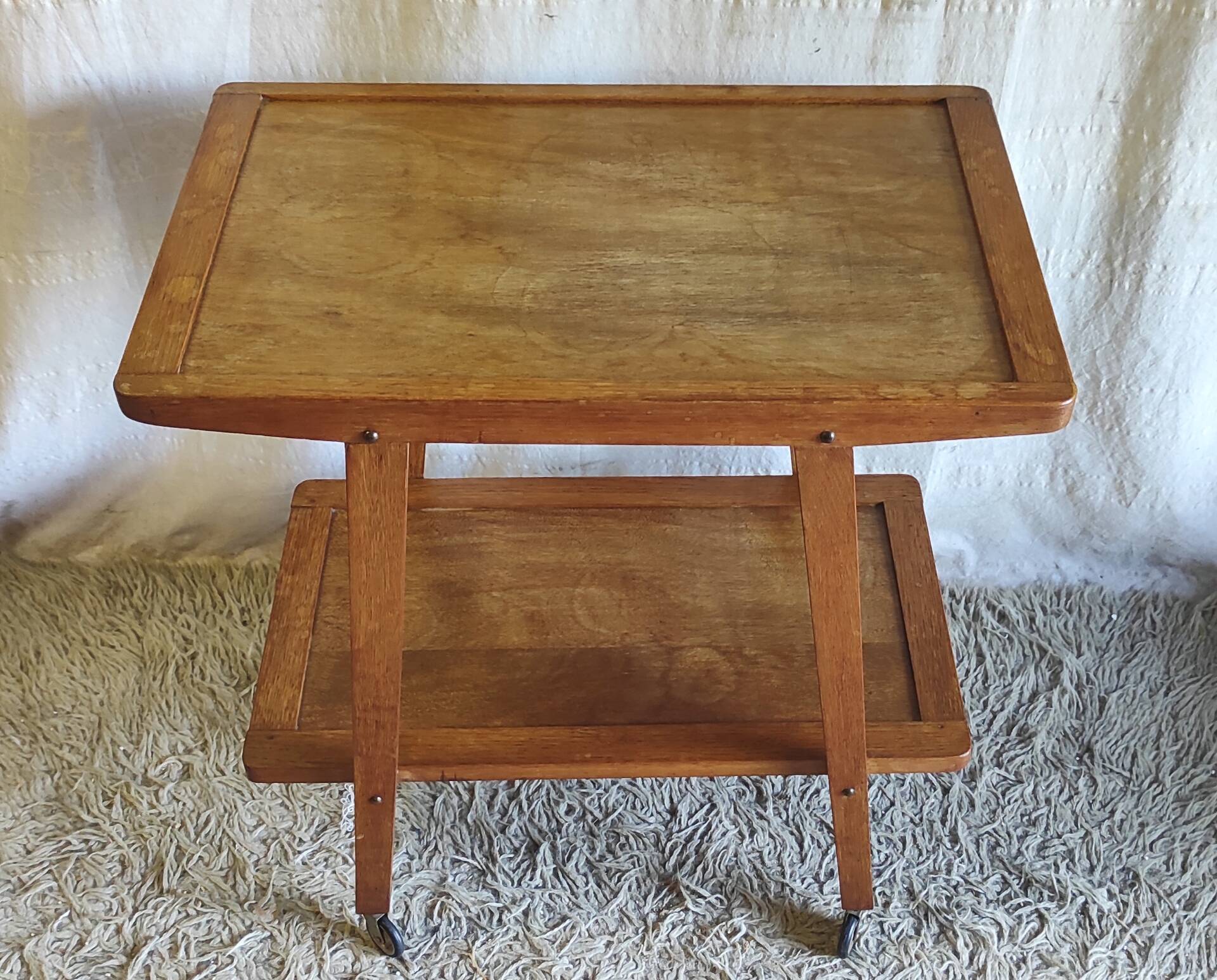 Table d'appoint moderniste en bois massif - années 50/60