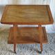 Table d'appoint moderniste en bois massif - années 50/60