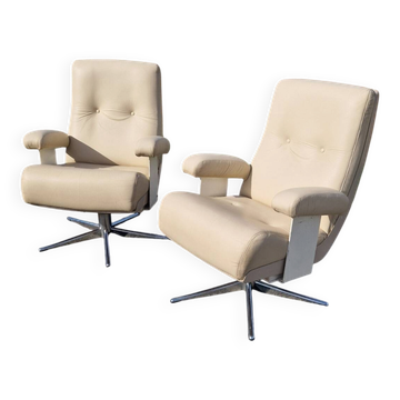 Set of 2 swivel armchairs in leather with star base.