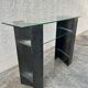 Console en fer et étagères et verres