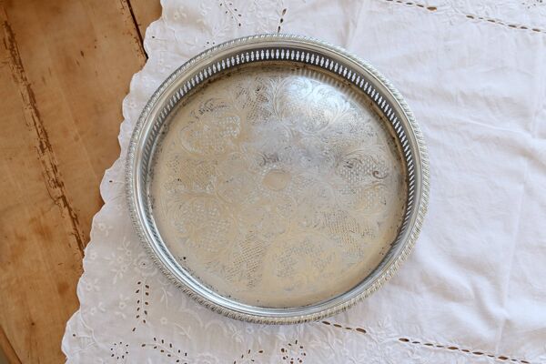Grand plateau rond vintage métal argenté gravé et ajouré
