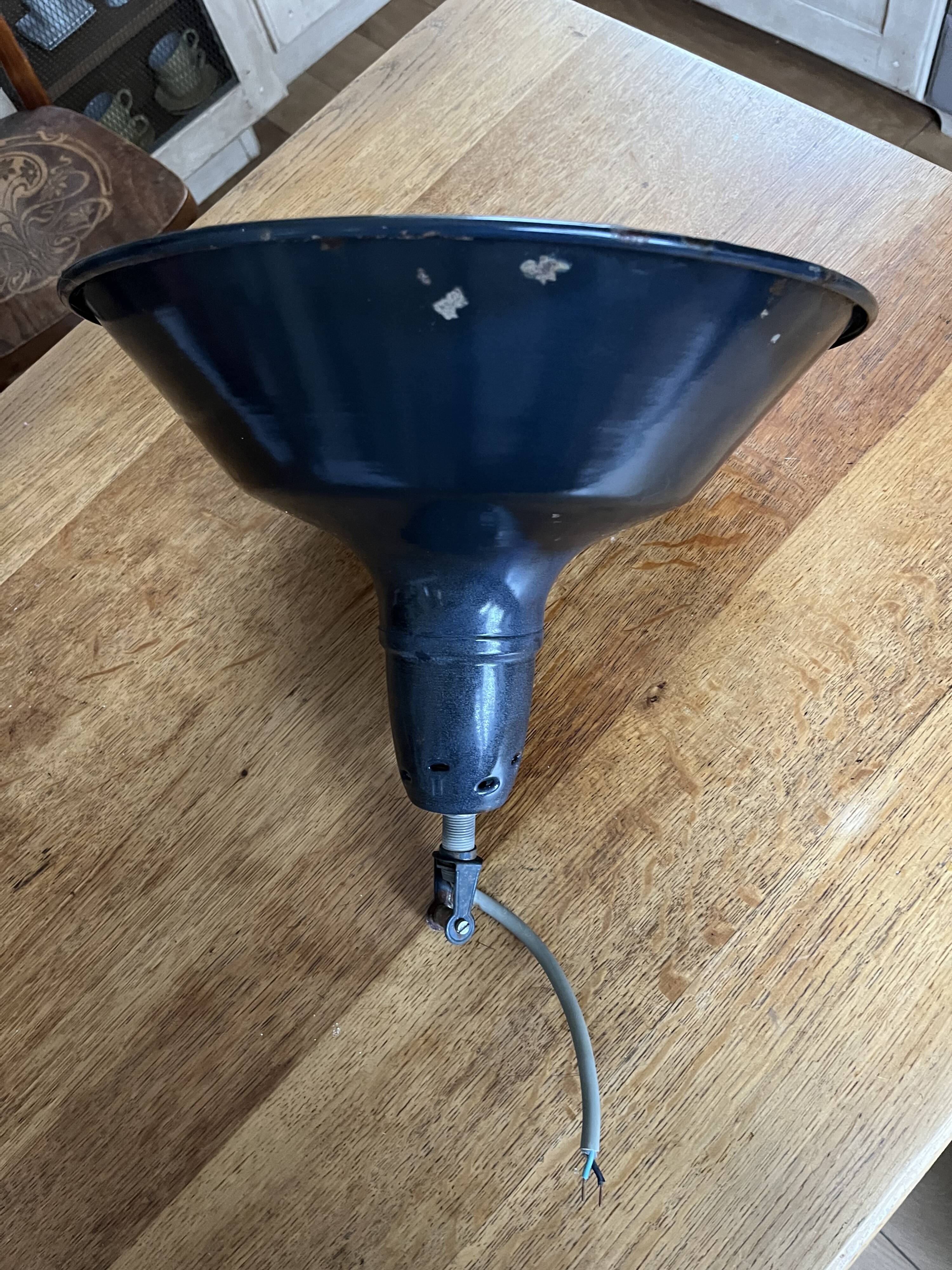 Suspension tôle émaillée, lampe industrielle