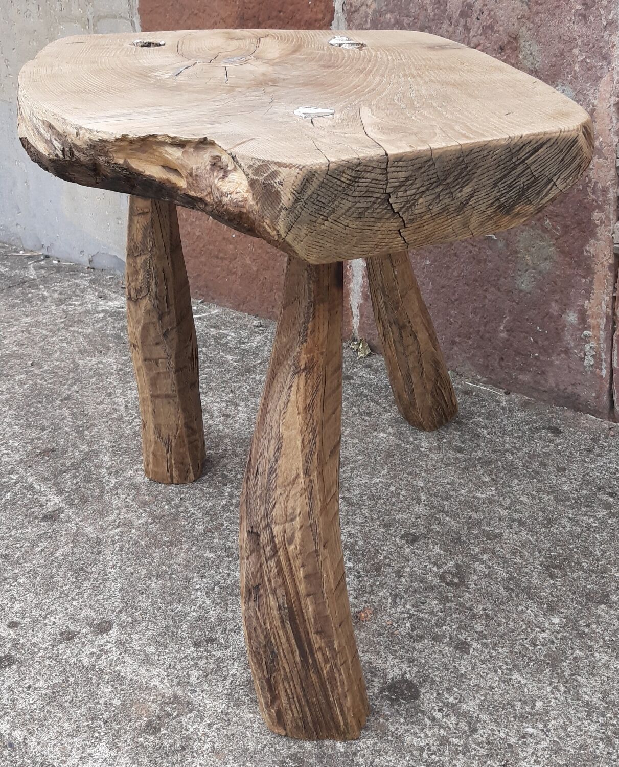 Brutalist coffee table in solid wood, tripod. (Popular art)