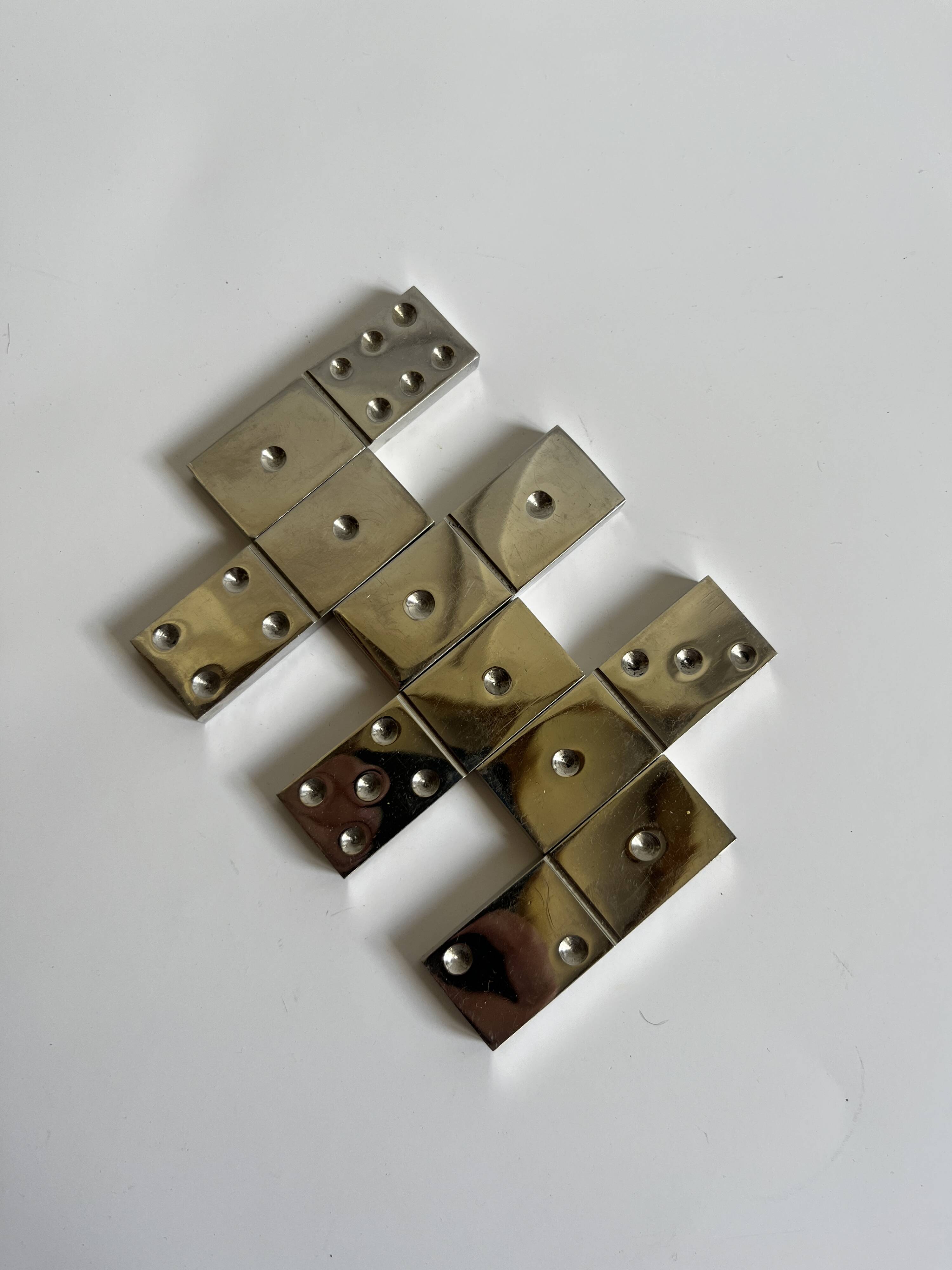 Domino metal knife holder