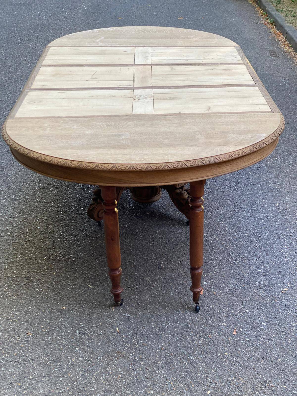 Round extendable dining table Napoleon III renovated in 19th-century oak.