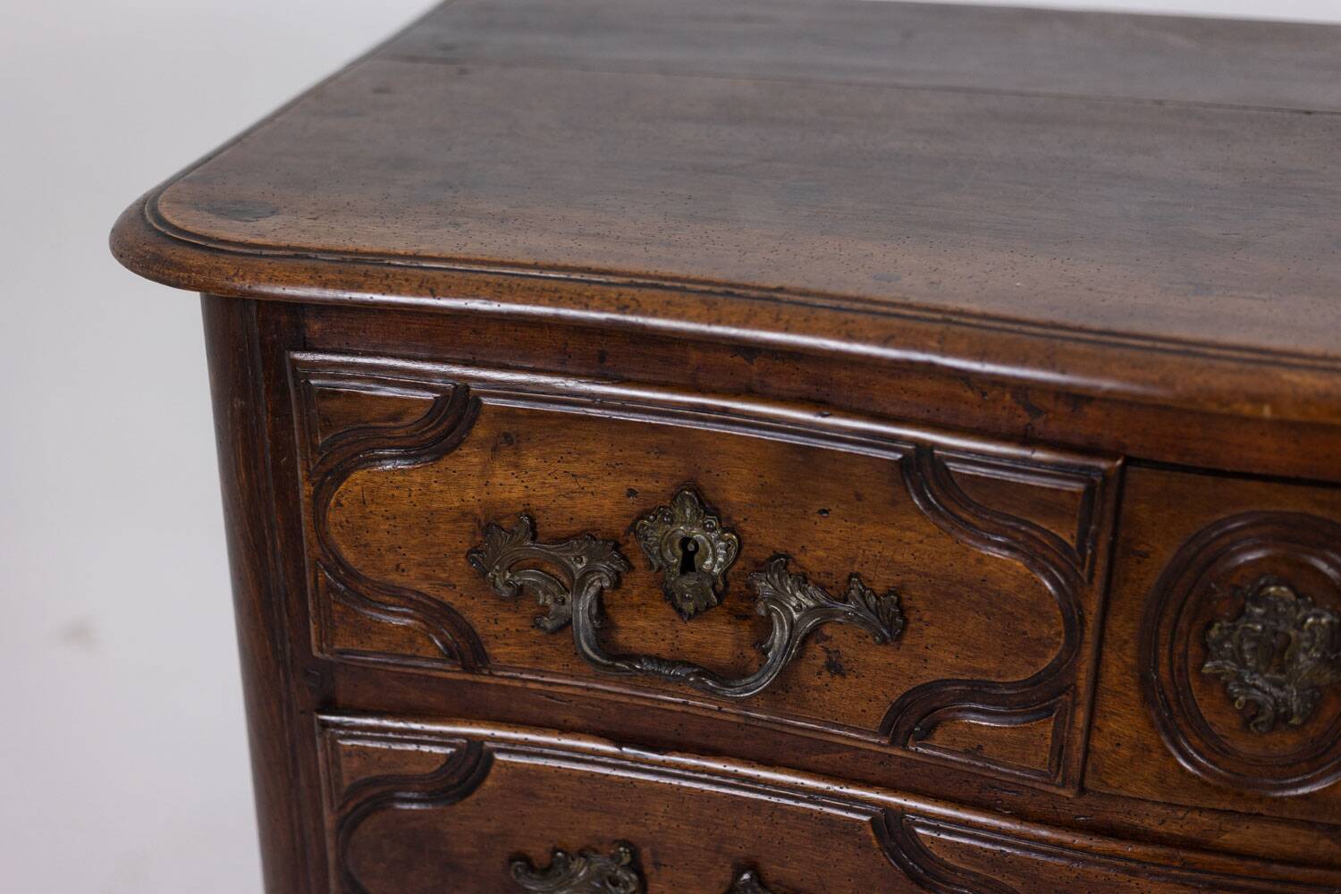 Parisian chest of drawers with 5 drawers, made of solid walnut, from the Louis XIV period.