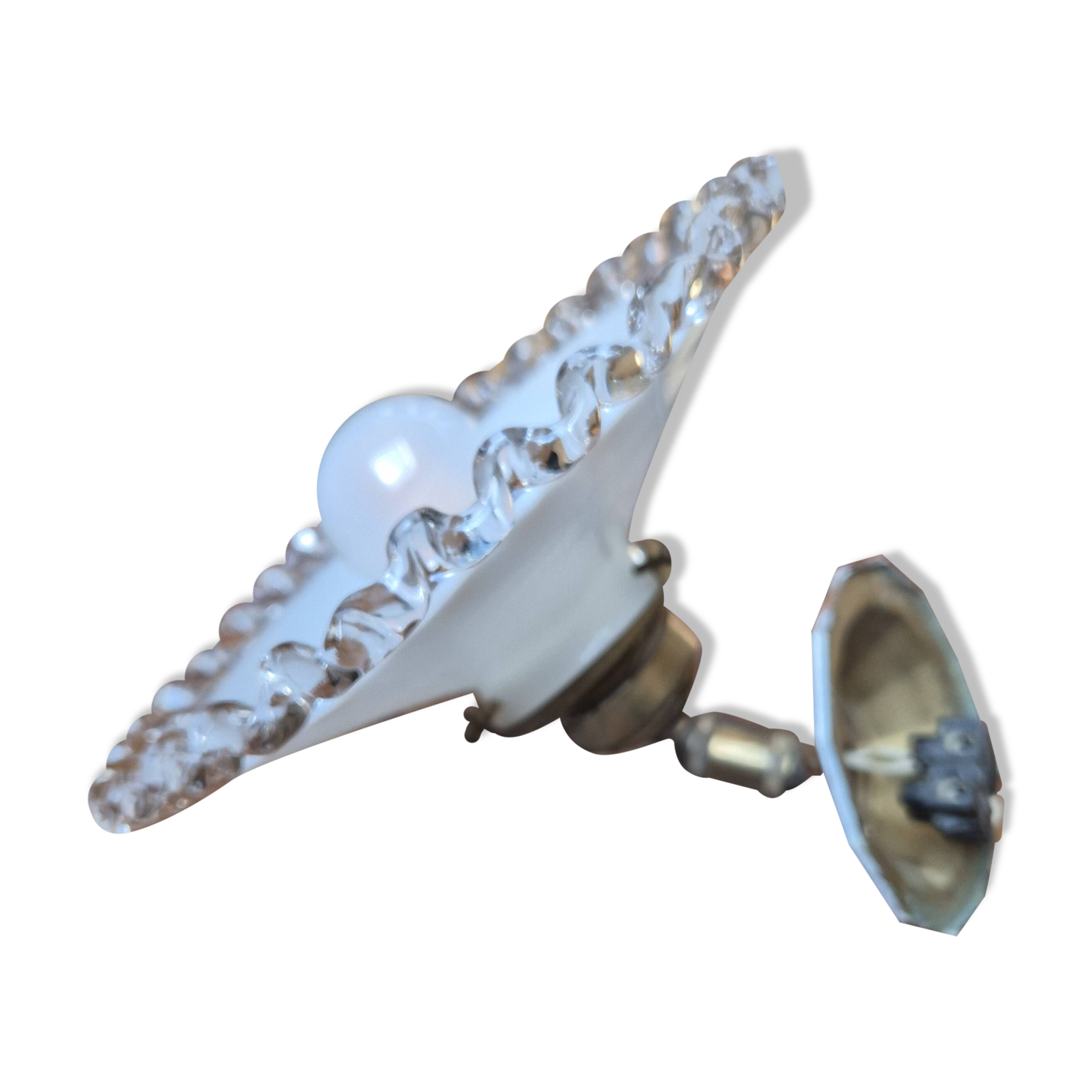 Applique ancienne en opaline dentelée et laiton