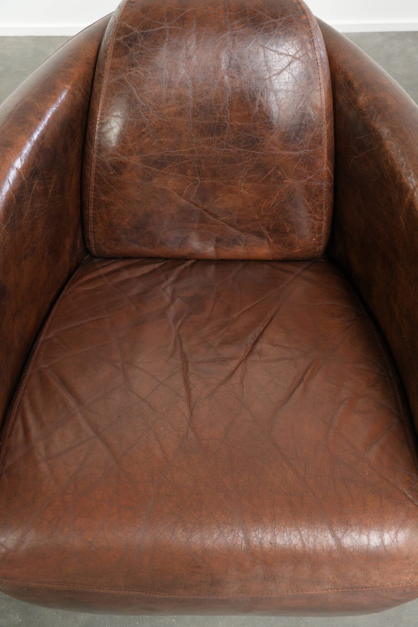 Ensemble de 2 fauteuils Aviateur en cuir de vachette dans une couleur marron chaud.