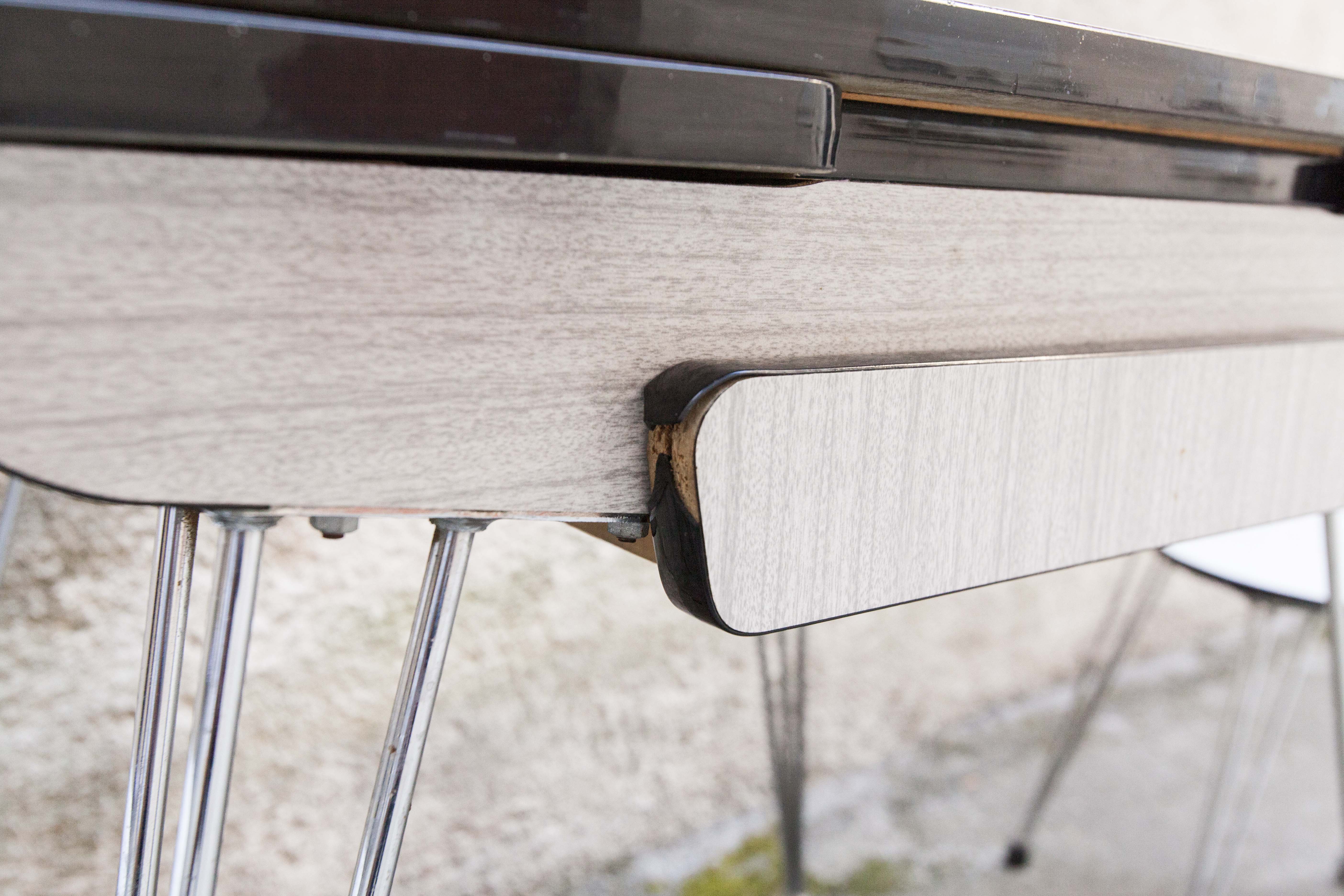 Set table formica and 2 chairs