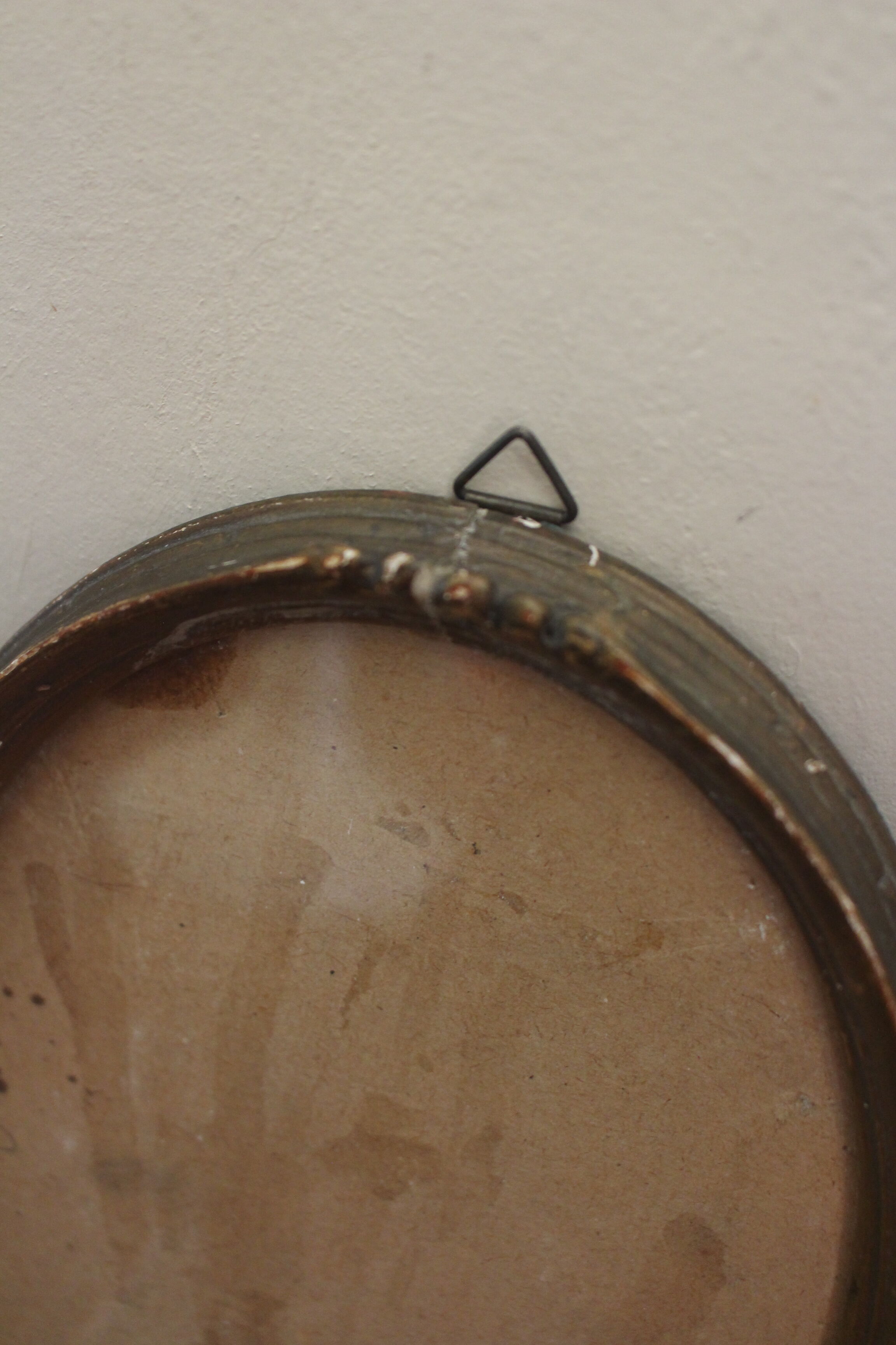 Oval box medallion gilding glass deco accumlulation