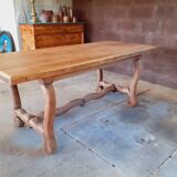 Table rustique en chêne.