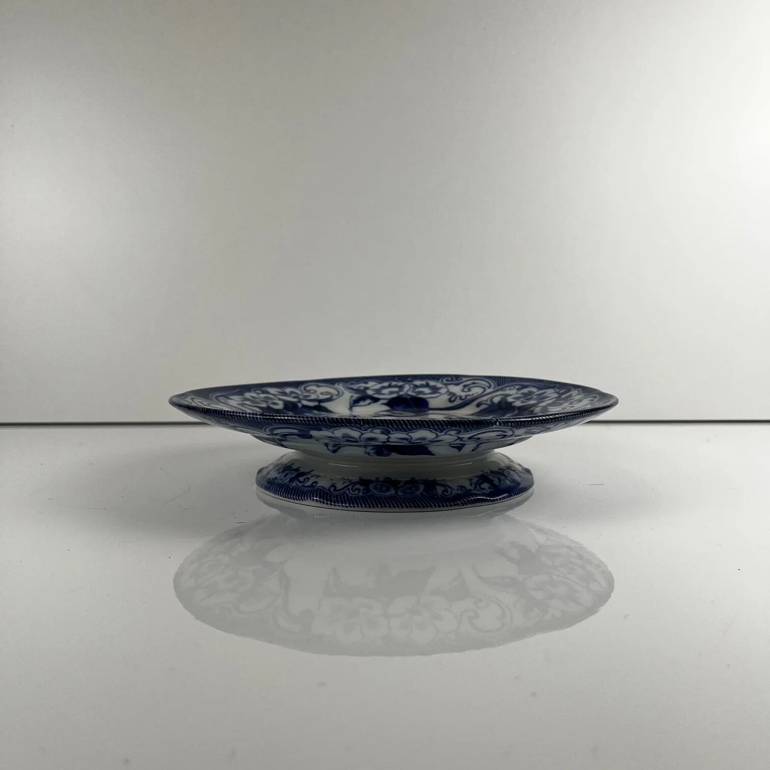 Plate on pedestal in ironstone "Flora" – Creil and Montereau, 19th century, blue