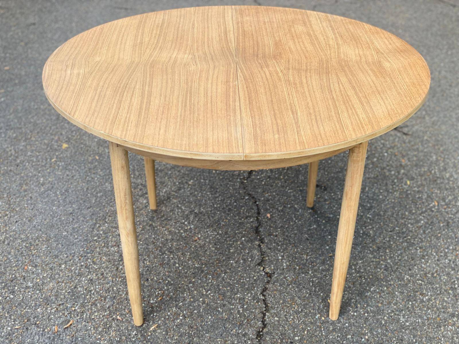 Table à manger scandinave ronde extensible rénovée en teck 1950