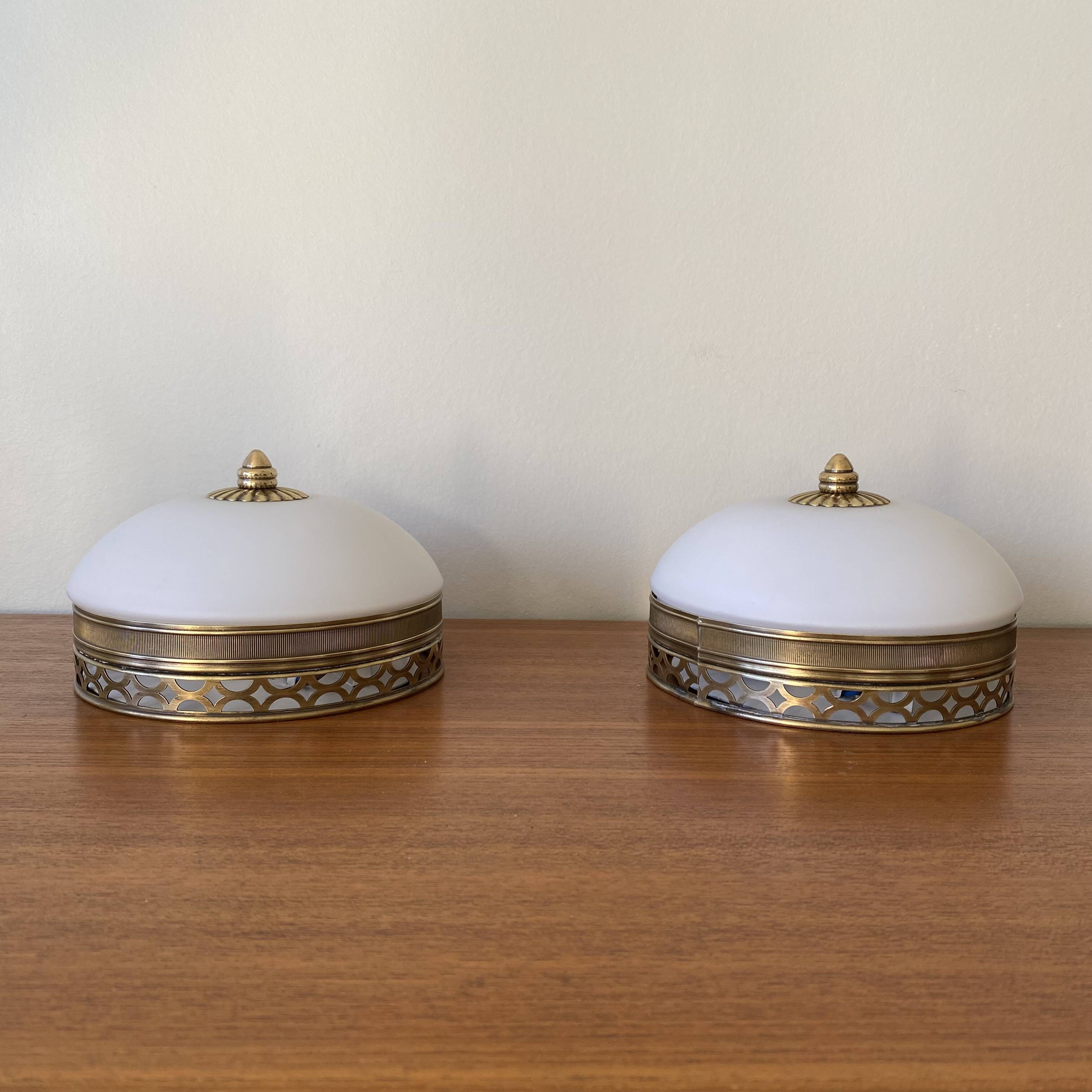 Paire d'appliques plafonniers anciens demi sphérique verre blanc et laiton