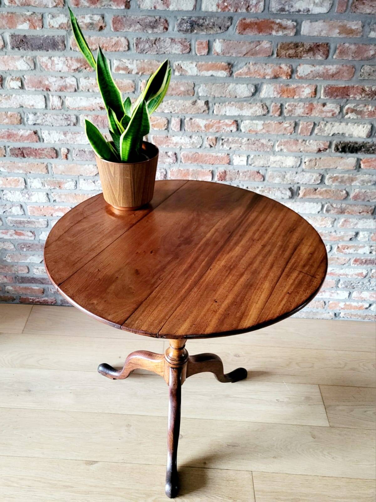 English table with a tilting top, 19th century.