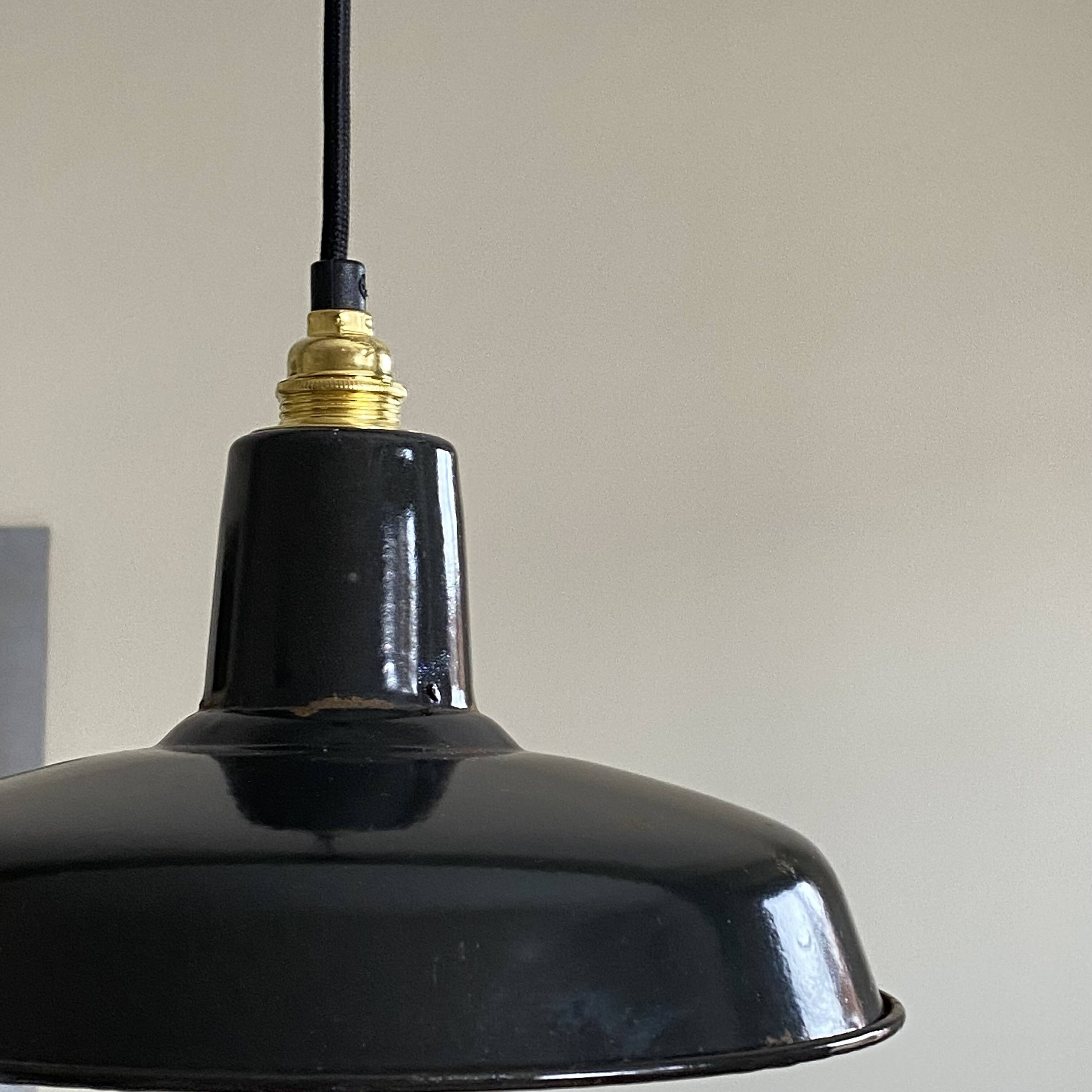 Suspension antique lampshade in black enamelled sheet metal.