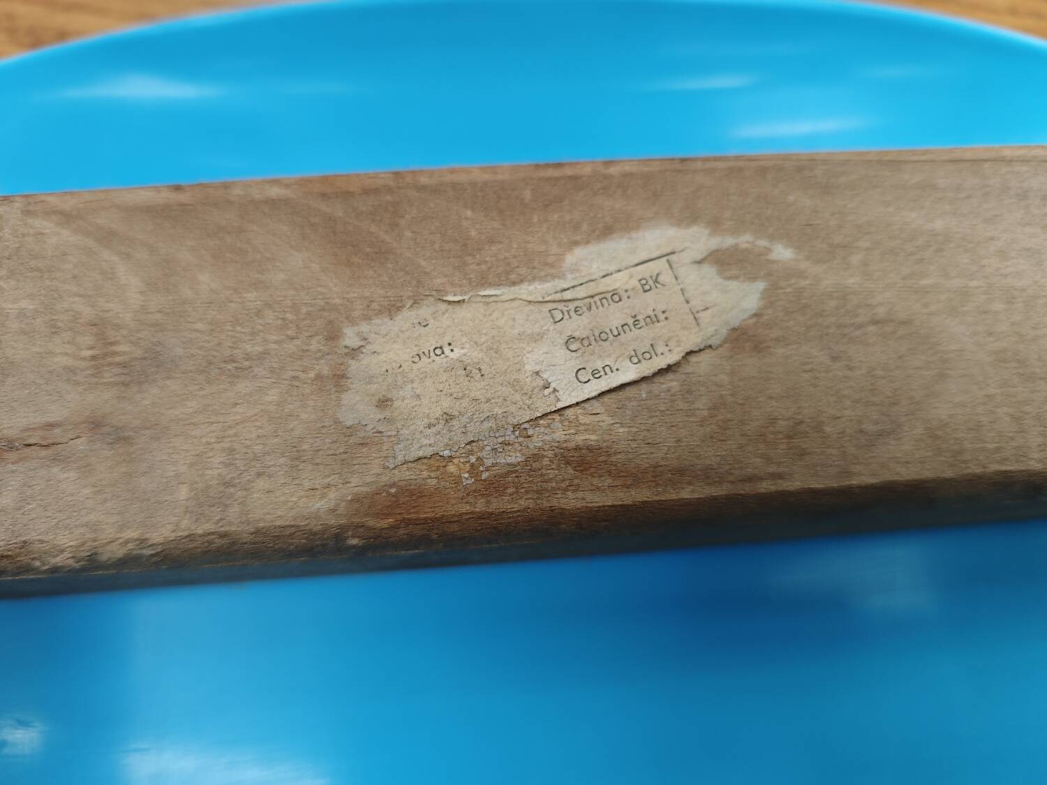 Pair of wooden and plastic chairs Ton Bystrice Thonet