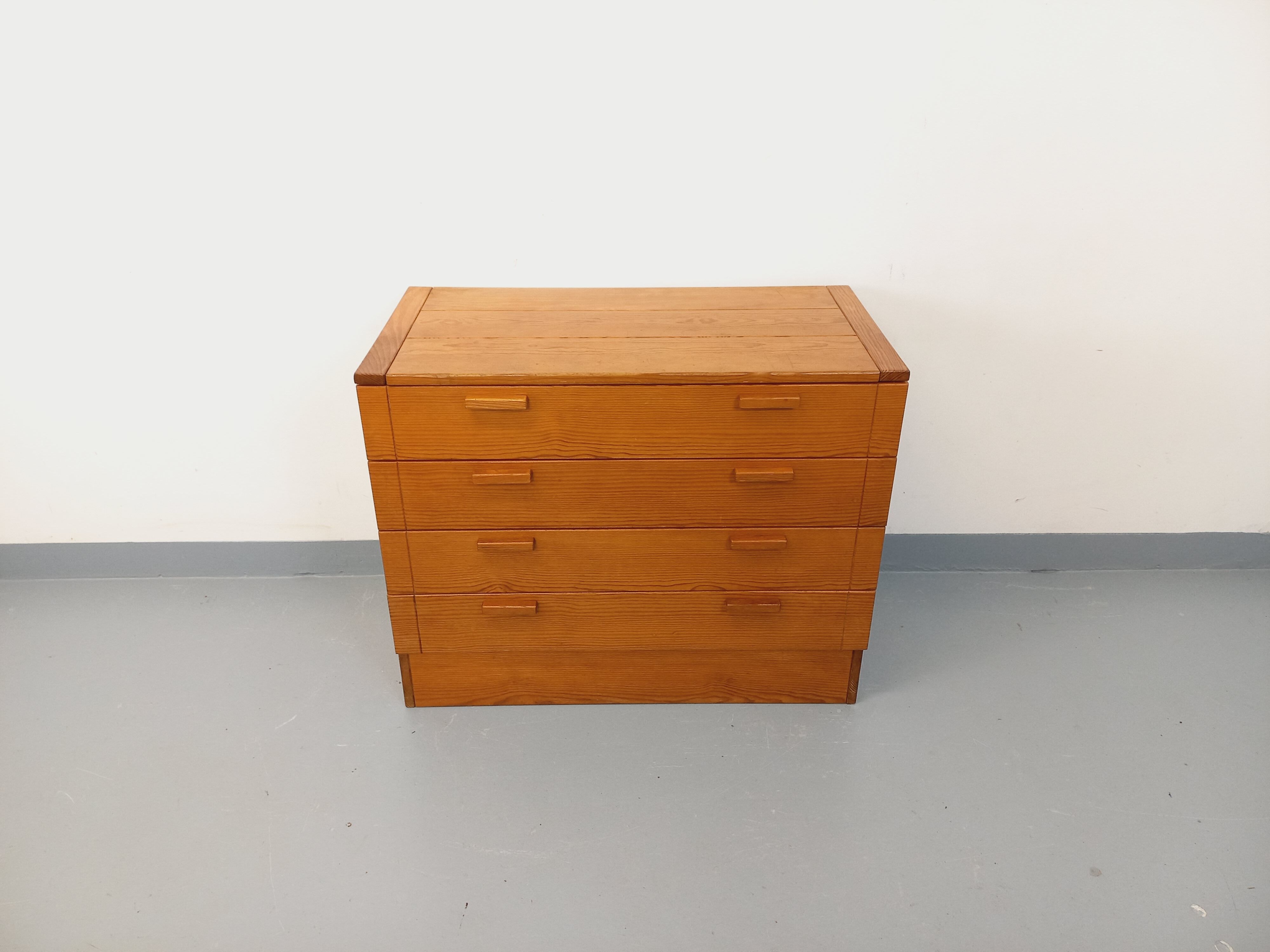 Vintage pine chest of drawers from the 1970s.