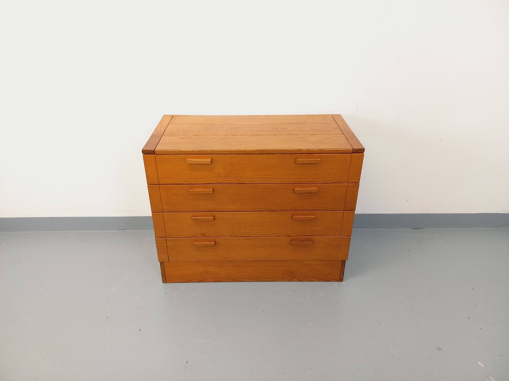 Vintage pine chest of drawers from the 1970s.