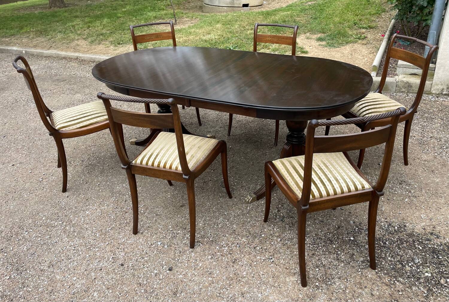 Table with two extensions and 6 mahogany chairs from the 19th century.