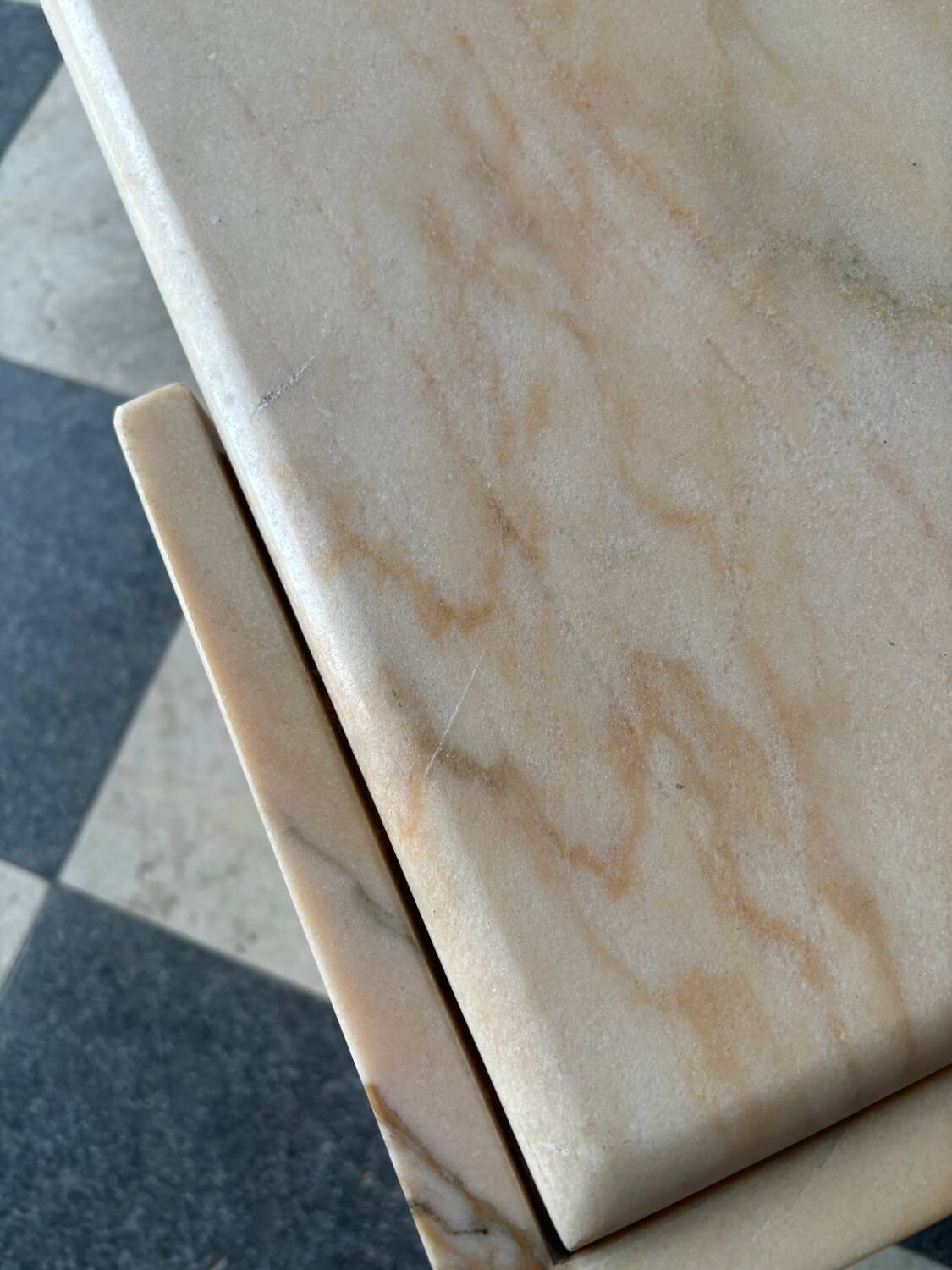 Table basse vintage en marbre rose