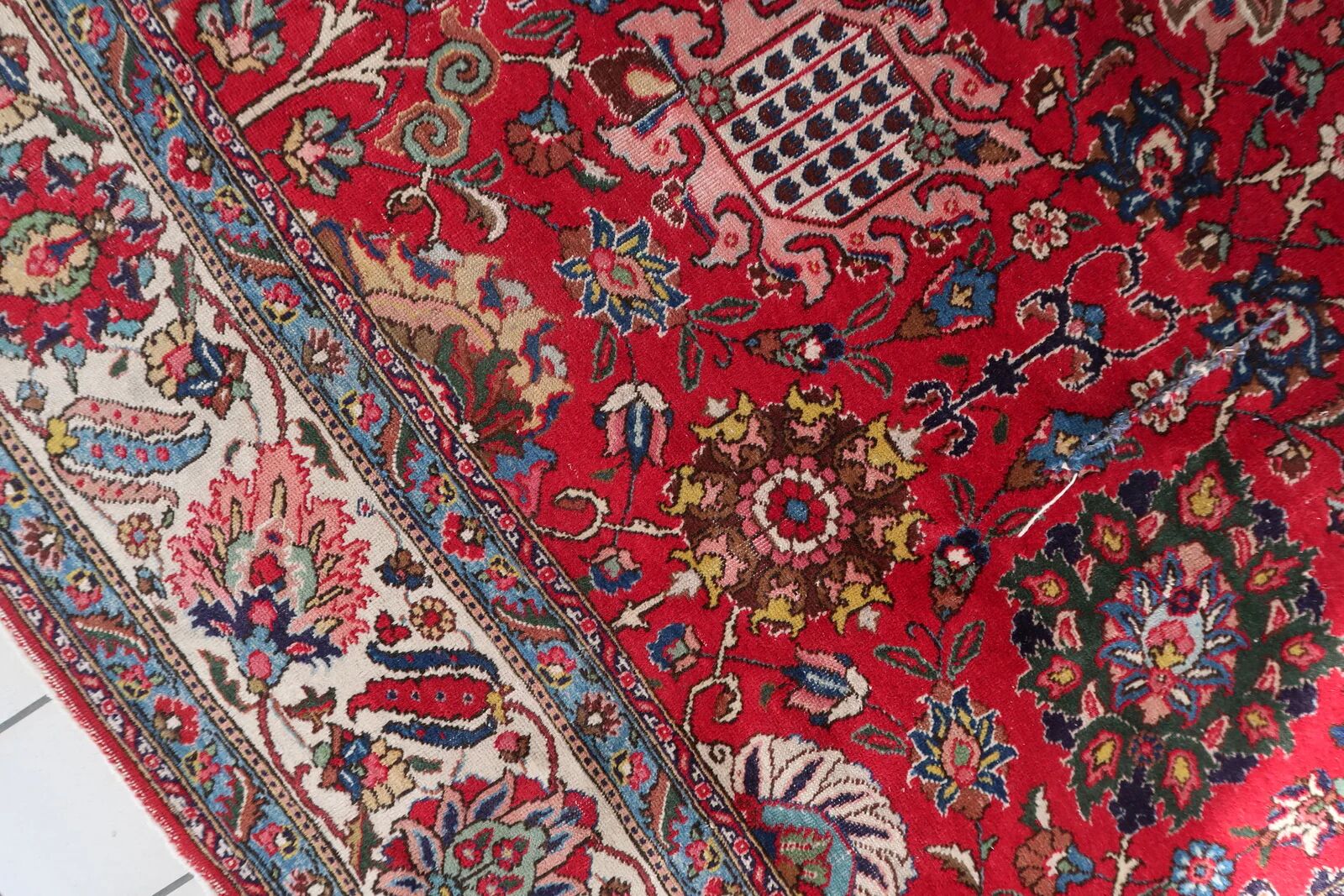 Tapis en laine Tabriz antique, motif floral Shah Abbasi sur tout le tapis, champ cramoisi, vers 1920 — 303 × 403 cm — 1C1278