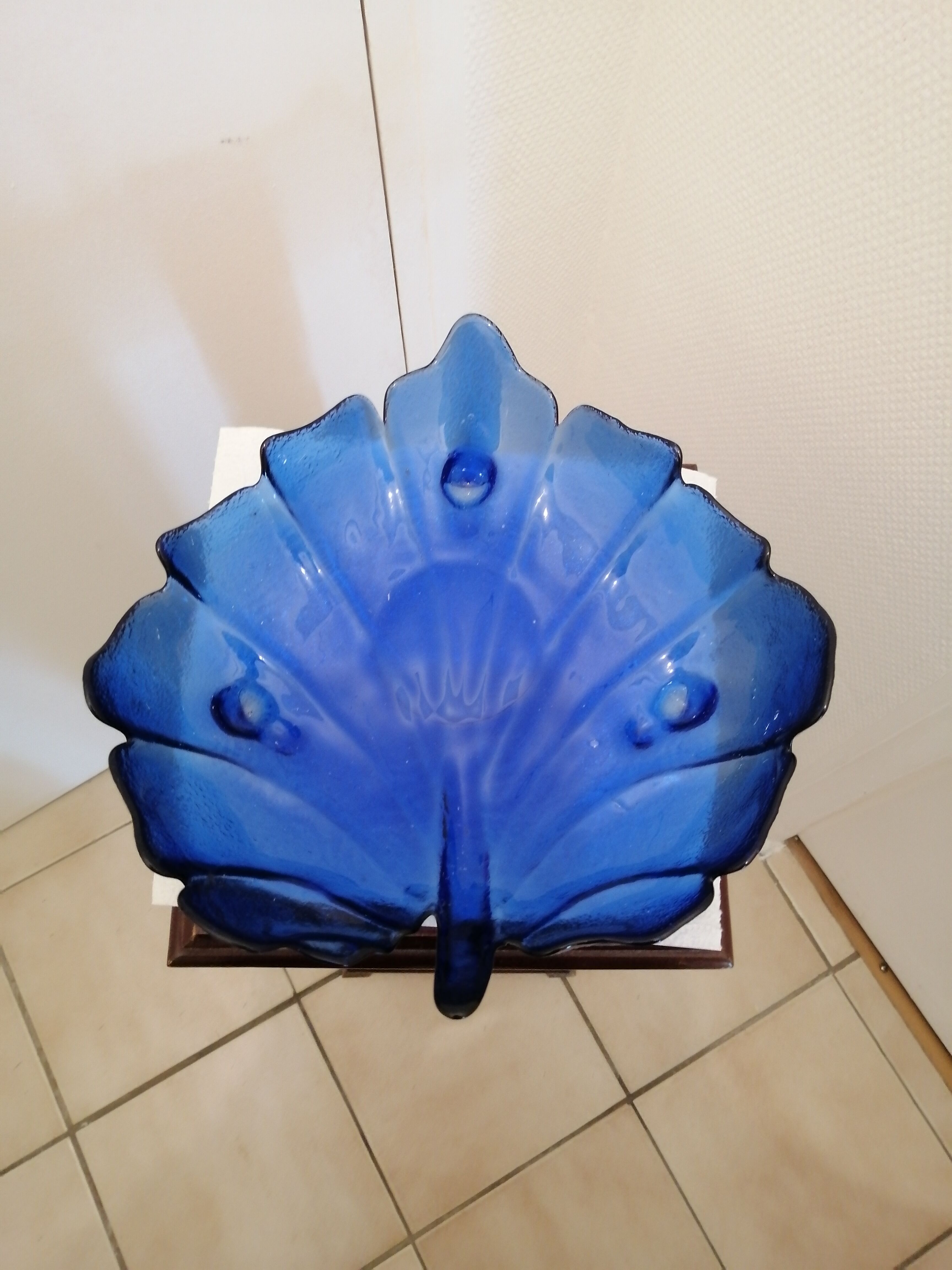 Leaf tray fruit basket in blue glass