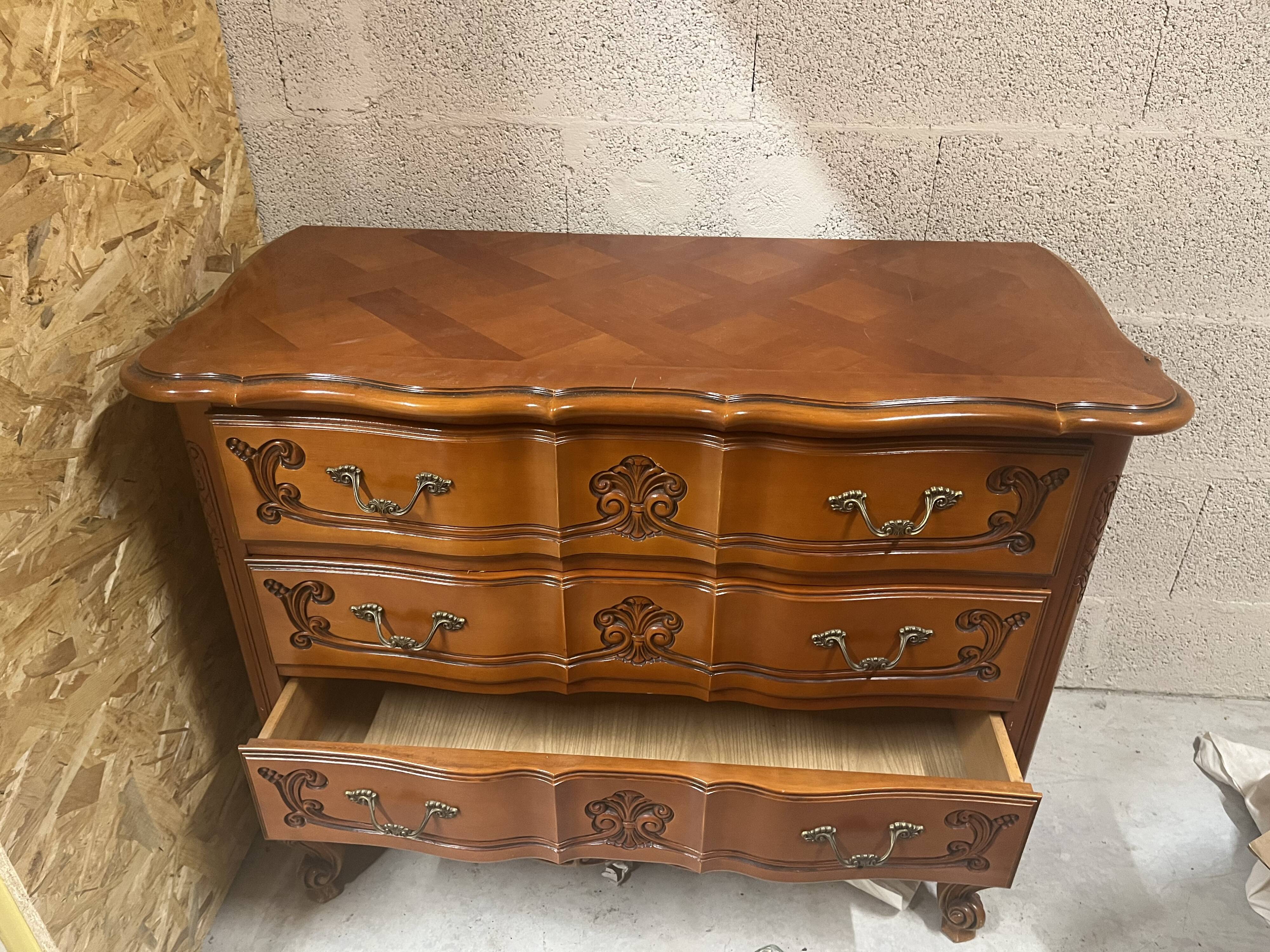 Élégante commode galbée de style Louis XV – 3 tiroirs – décor rocaille