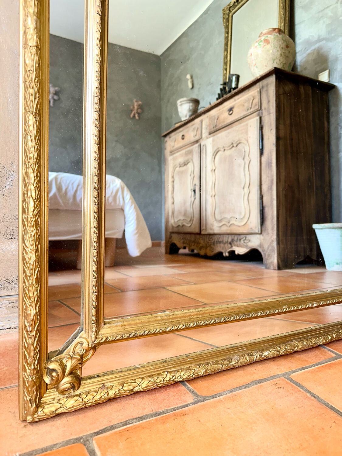 Antique gilded mirror with parcloses from the 19th century.
