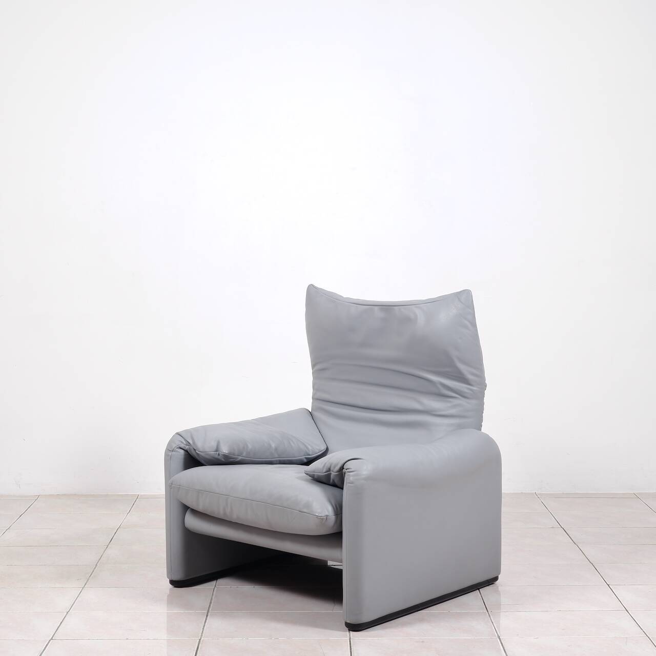 „Maralunga“ leather lounge chair by Vico Magistretti for Cassina, Italy