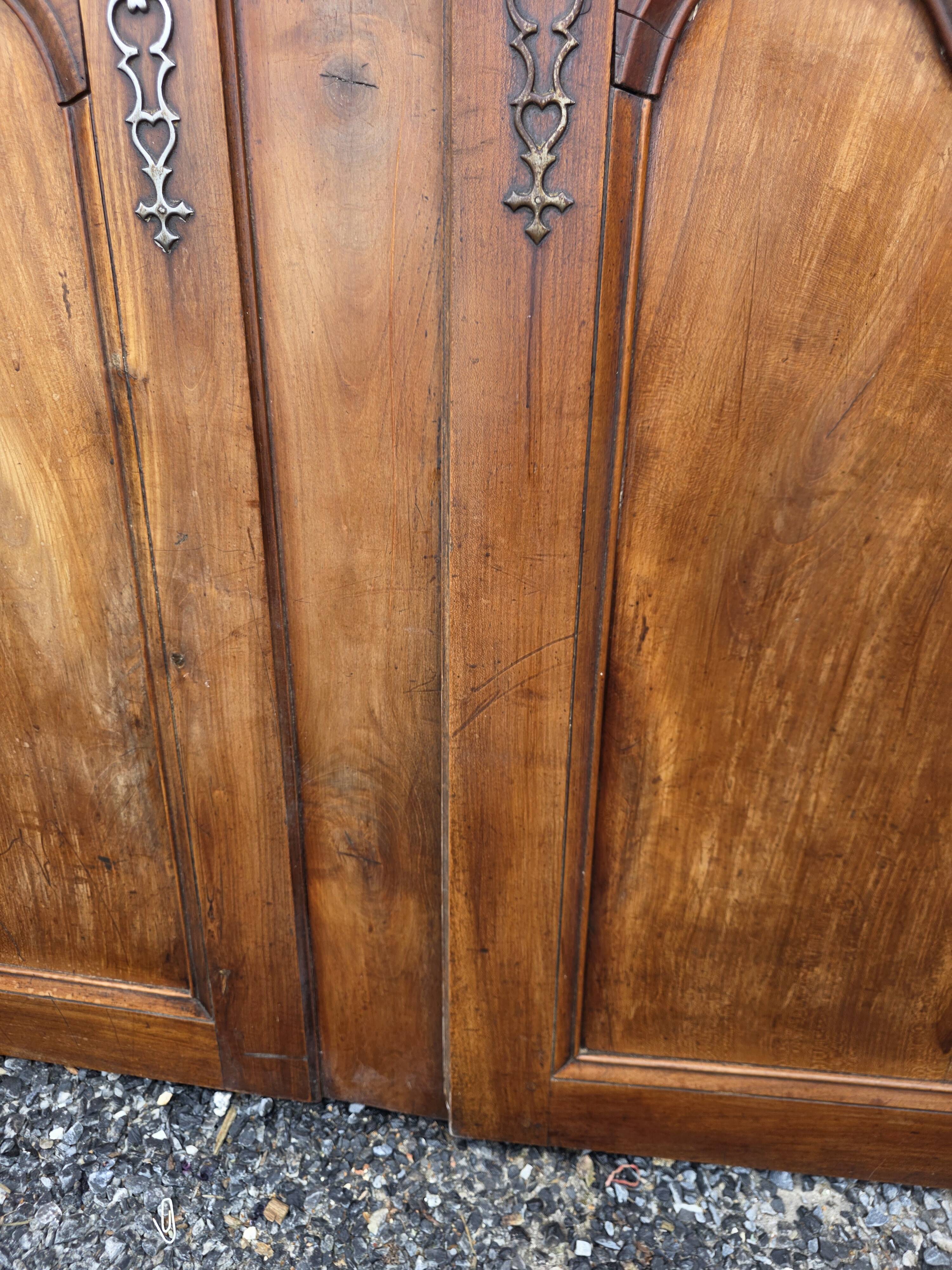 Paire de portes de placard style Louis XV en merisier massif