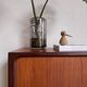 Basse vintage danoise en teck sur plinthe