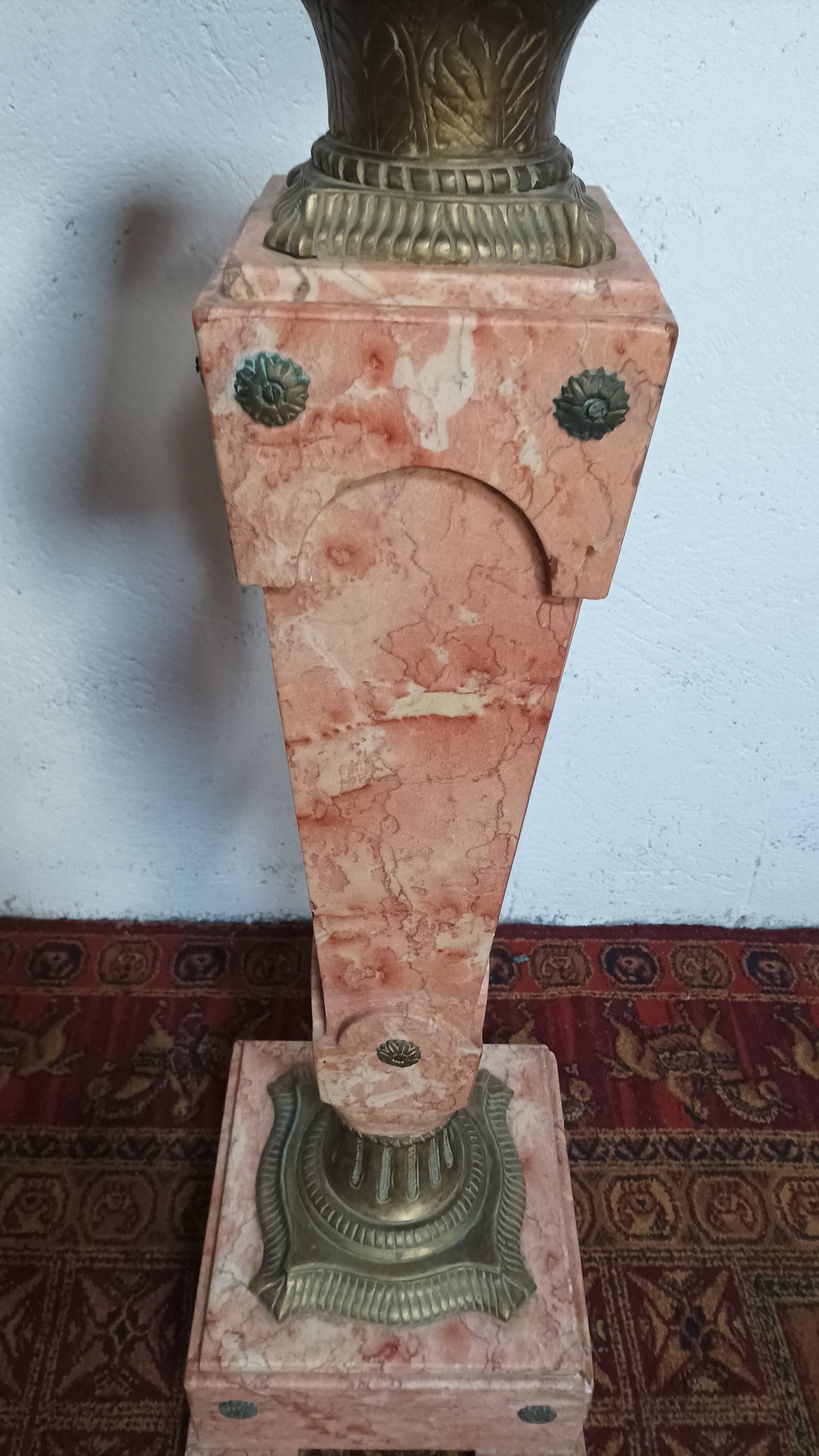 Tall column in pink marble and bronze, Louis XVI style