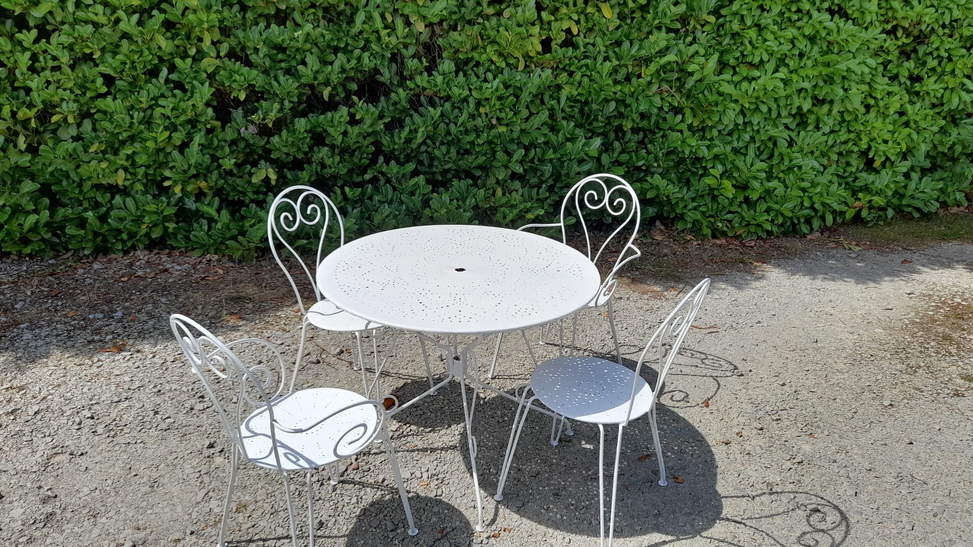 Garden furniture in white wrought iron