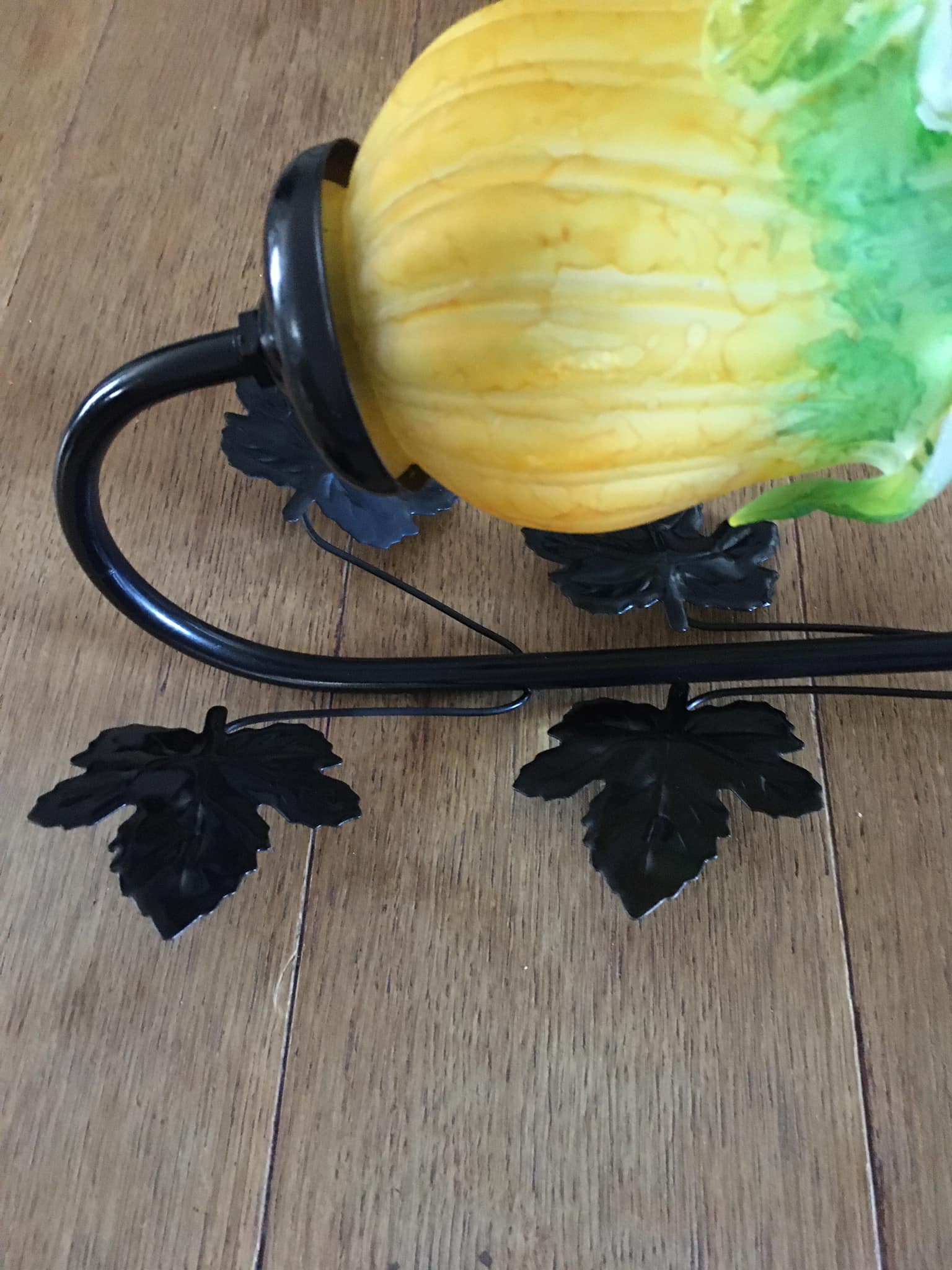 Art-deco style wall lamp with black metal support and foliage and glass paste tulip
