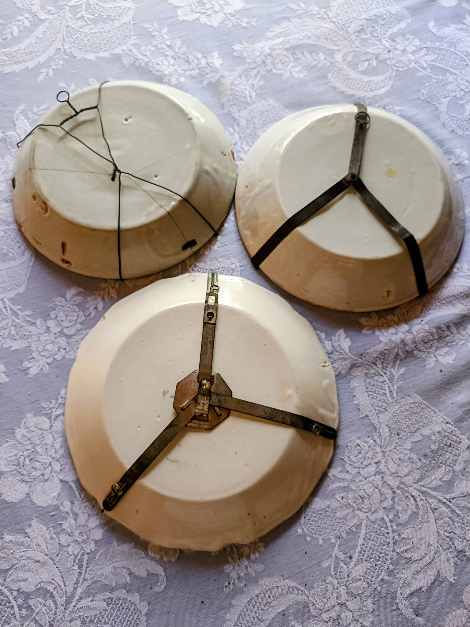3 assiettes en faïence de Nevers XVIIIème